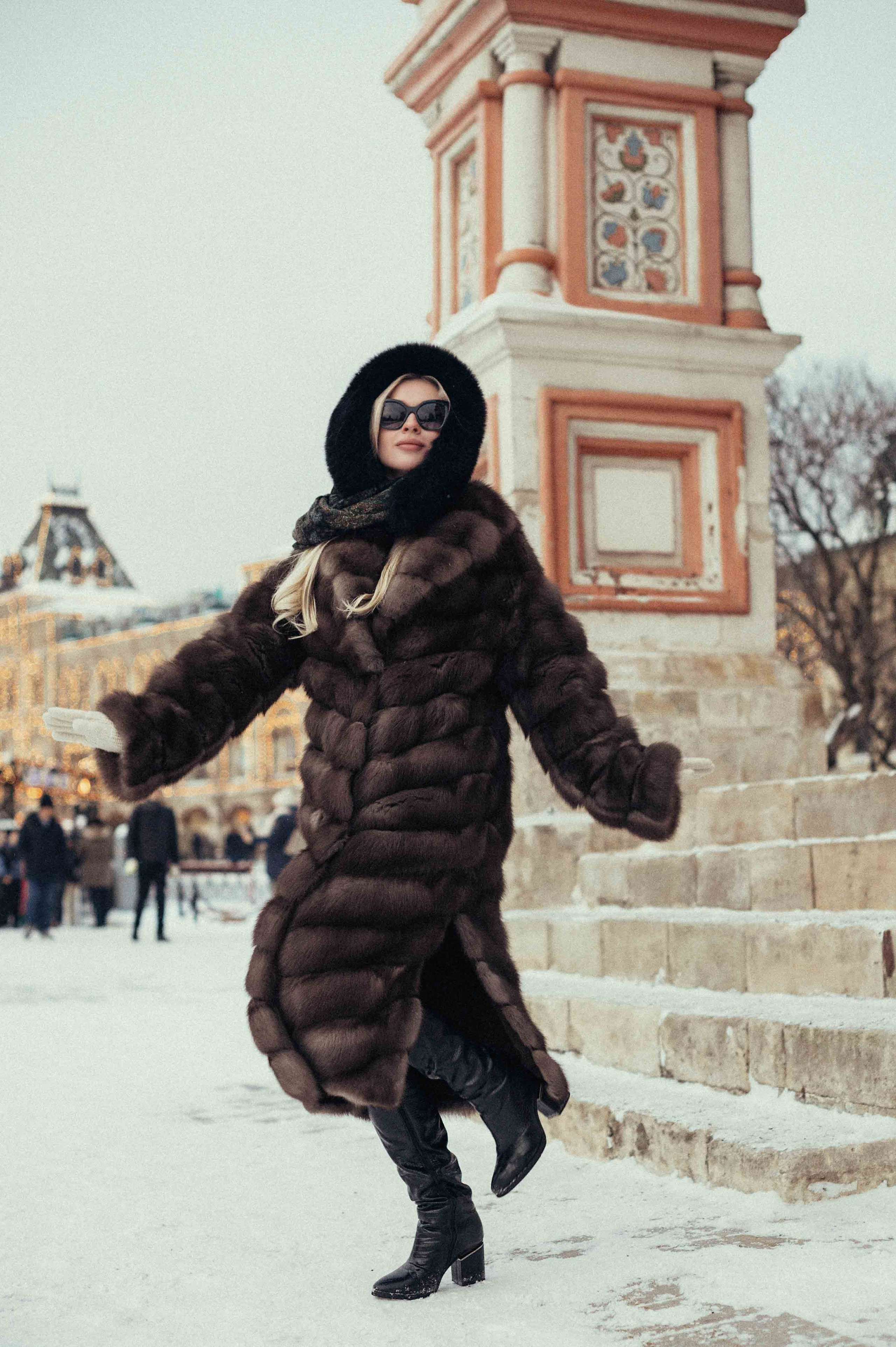 Фотосессия в стиле Russian girl на Красной площади, на которой девушка в длинной соболиной шубе танцует "Барыню"