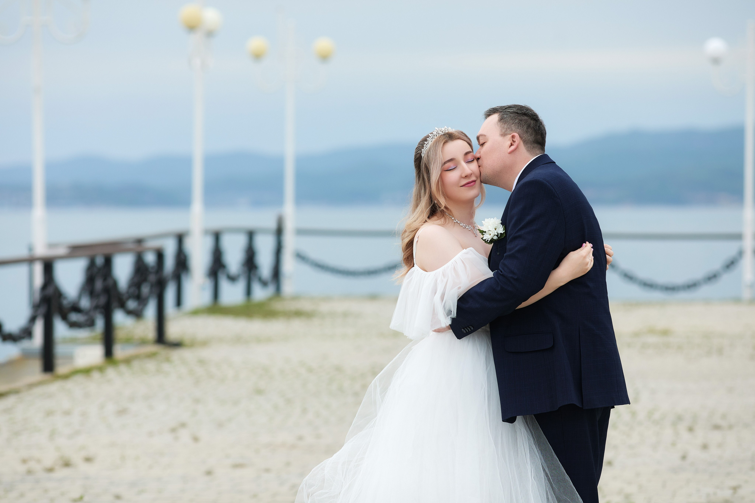 Свадебная фотосессия на пирсе на базе отдыха Антарес