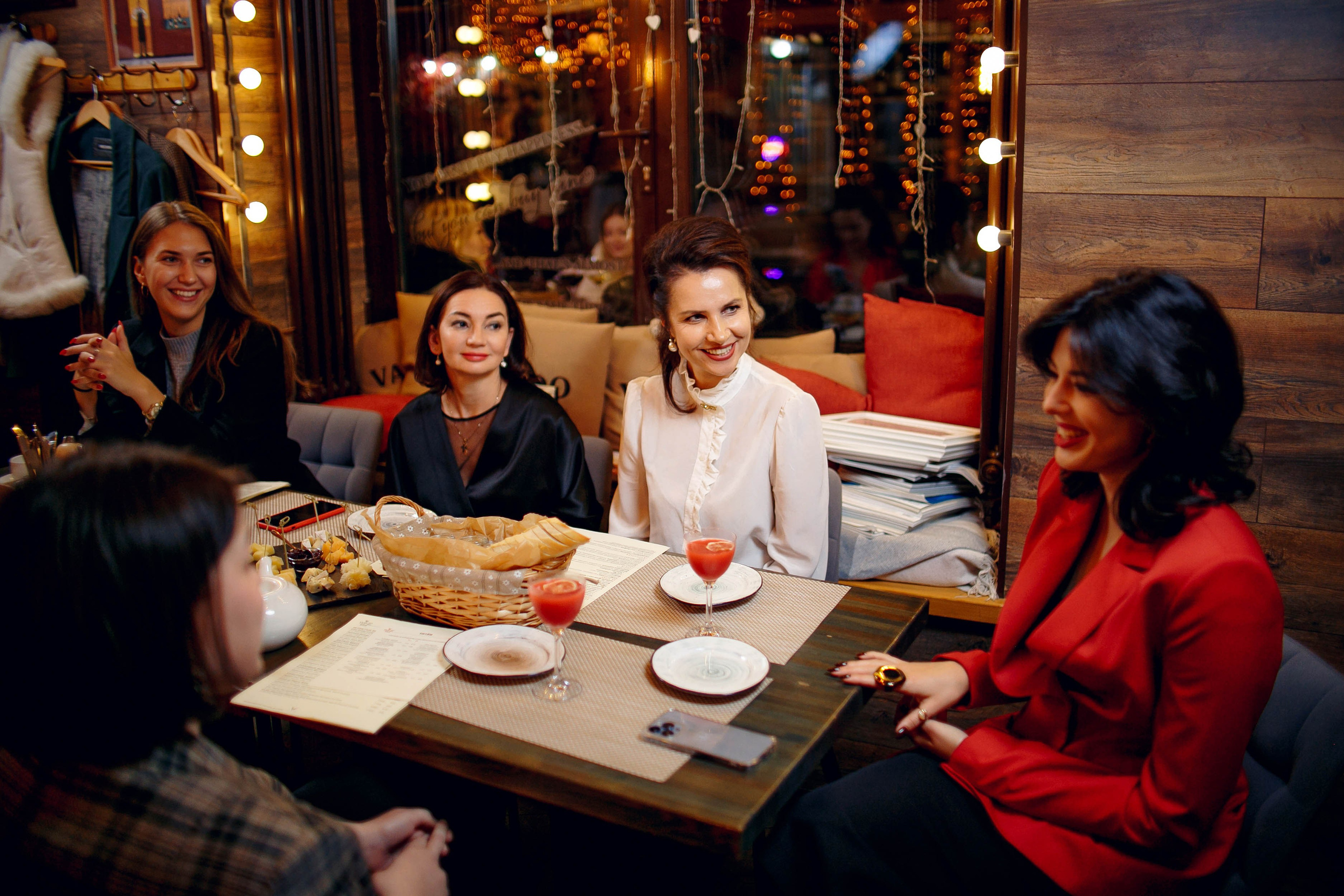 Встреча в «Local Wine Bar». Ваш репортажный фотограф Артемий Антонов