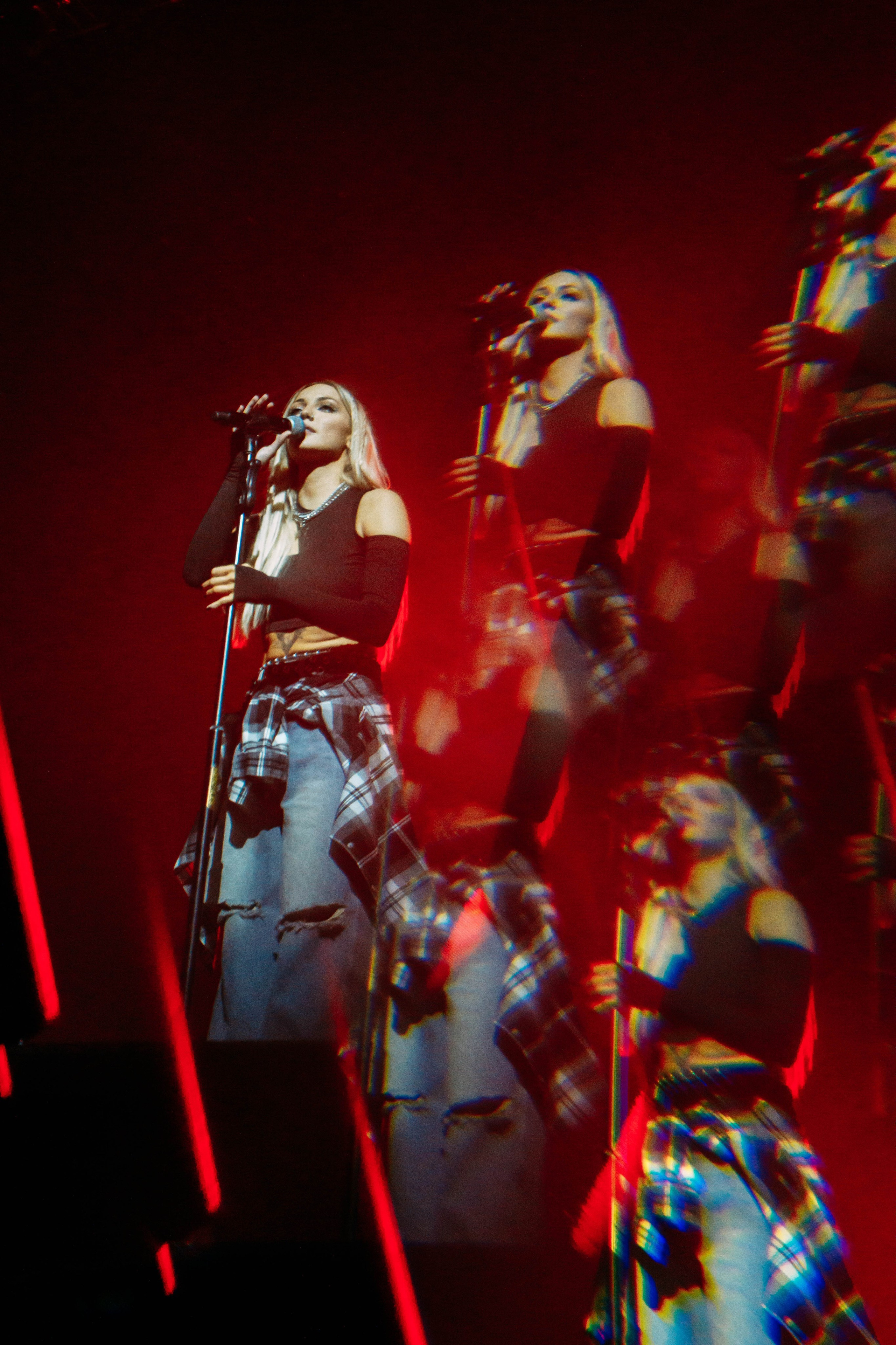 КОСИЧКИ ОТРЕЗАЛА И СОБРАЛА СТАДИУМ