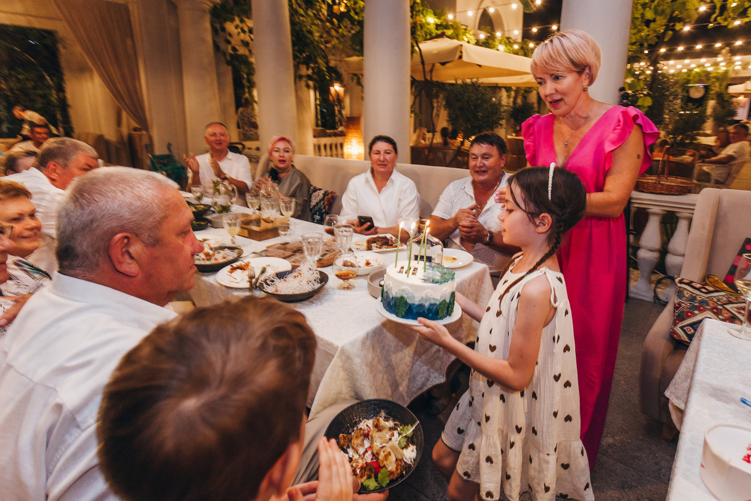 День рождение в уютном ресторане. Фотограф Денис Денисов