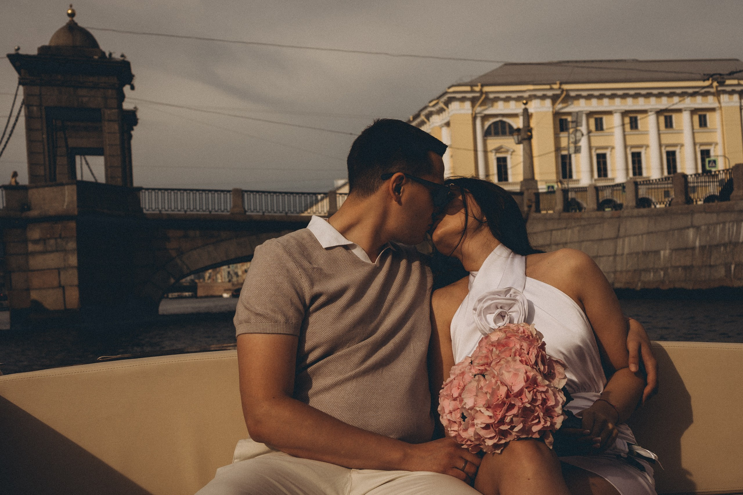 СВАДЕНБНАЯ СЬЕМКА НА КАТЕРЕ ПО КАНАЛАМ САНКТ-ПЕТЕРБУРГА И В АКВАТОРИИ НЕВЫ. Профессиональный фотограф, Санкт-Петербург — Виктория Богомолова