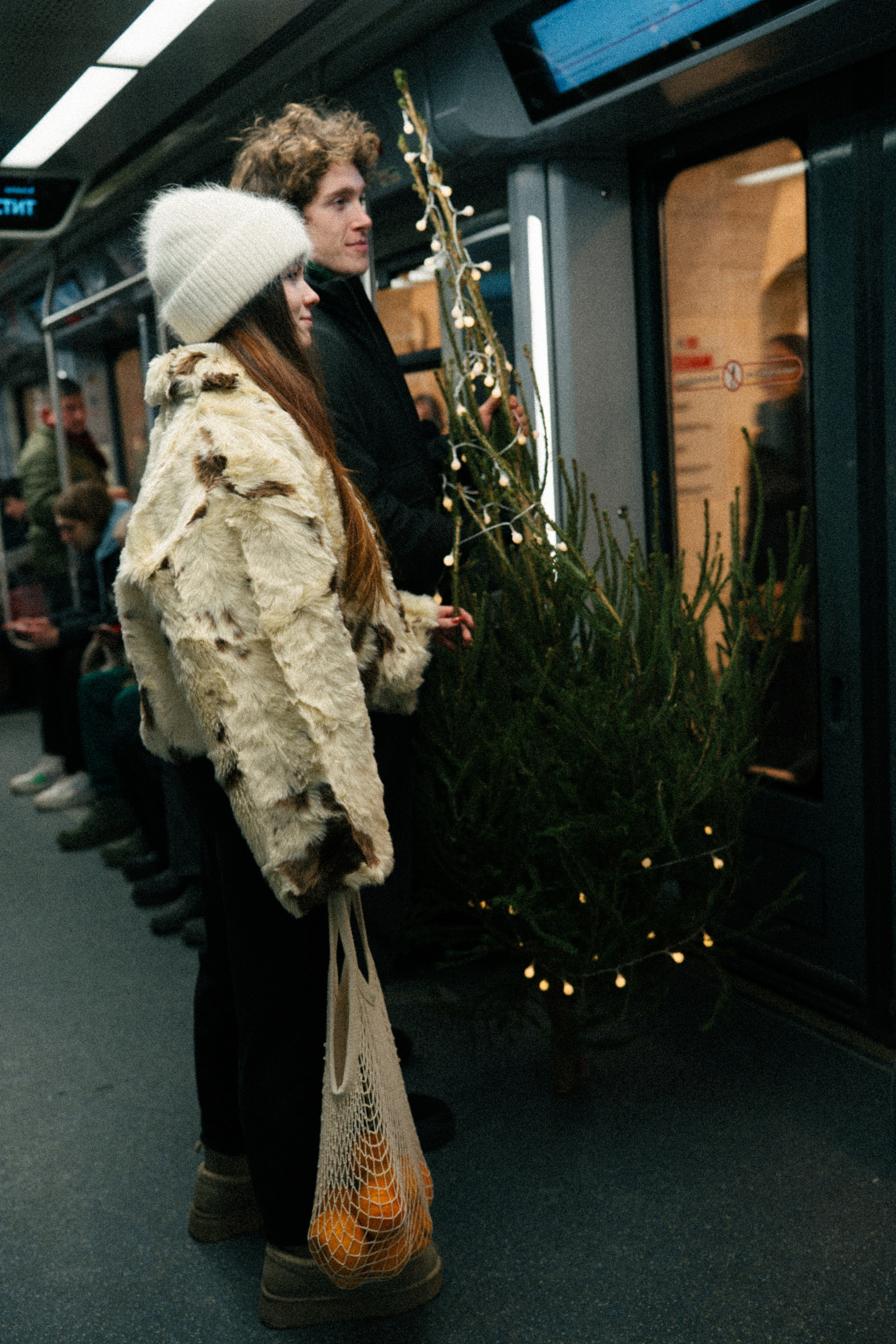 НОВОГОДНЯЯ ПРОГУЛКА ПАРЫ ПО ЧЕРНЫШЕВСКОЙ ПЕРЕД НОВЫМ ГОДОМ. Профессиональный фотограф, Санкт-Петербург — Виктория Богомолова