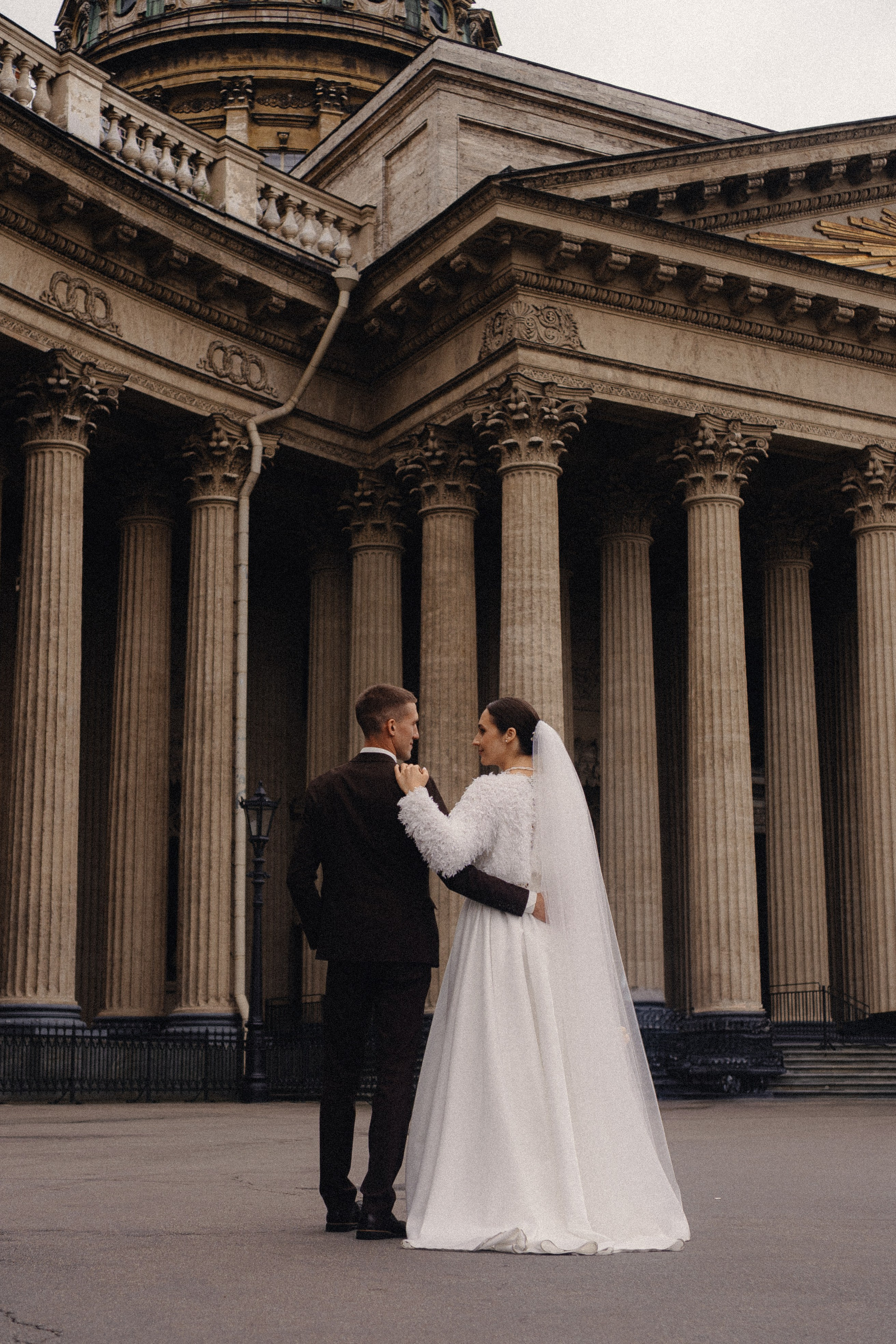 СВАДЕБНАЯ ПРОГУЛКА В САНТК-ПЕТЕРБУРГЕ (ИСАКИЕВСКИЙ СОБОР, ЗИМНЯЯ КАНАВКА, ЭРМИТАЖ И БОЛЬШАЯ МОРСКАЯ УЛИЦА). Профессиональный фотограф, Санкт-Петербург — Виктория Богомолова