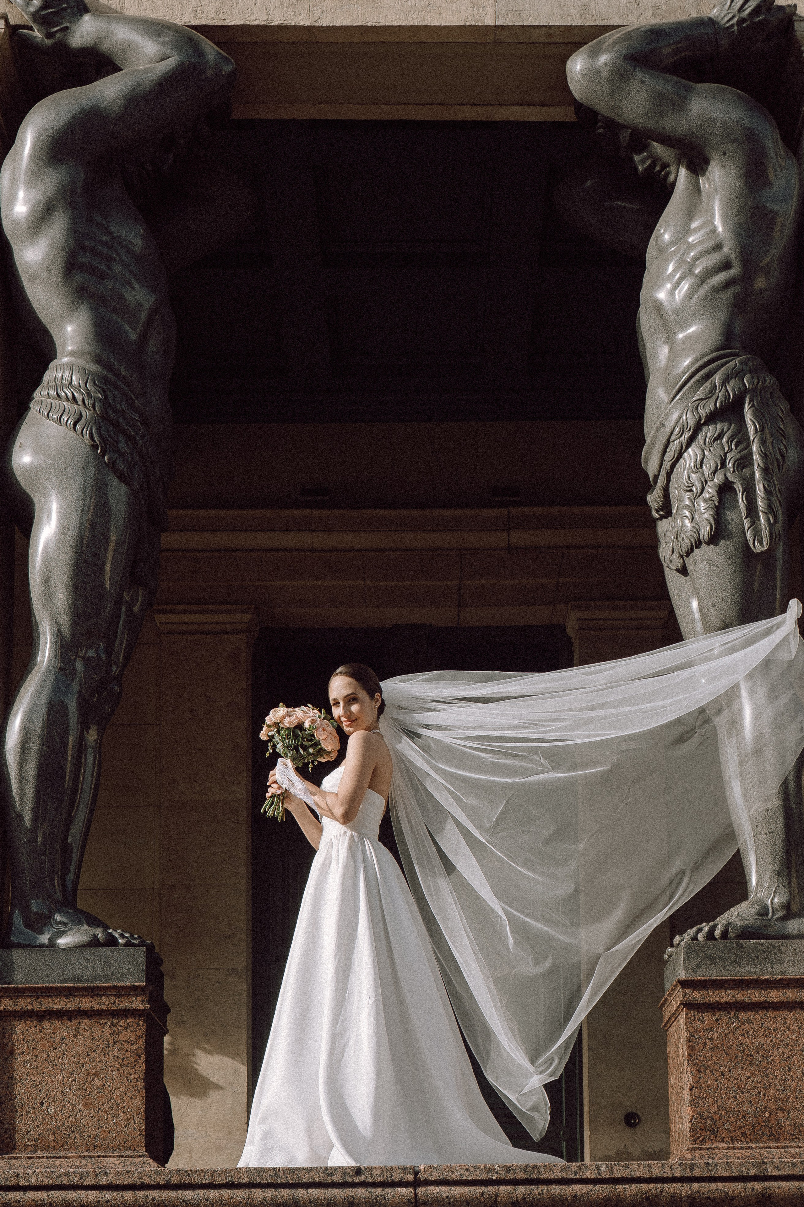 СВАДЕБНАЯ ПРОГУЛКА В САНТК-ПЕТЕРБУРГЕ (ИСАКИЕВСКИЙ СОБОР, ЗИМНЯЯ КАНАВКА, ЭРМИТАЖ И БОЛЬШАЯ МОРСКАЯ УЛИЦА). Профессиональный фотограф, Санкт-Петербург — Виктория Богомолова