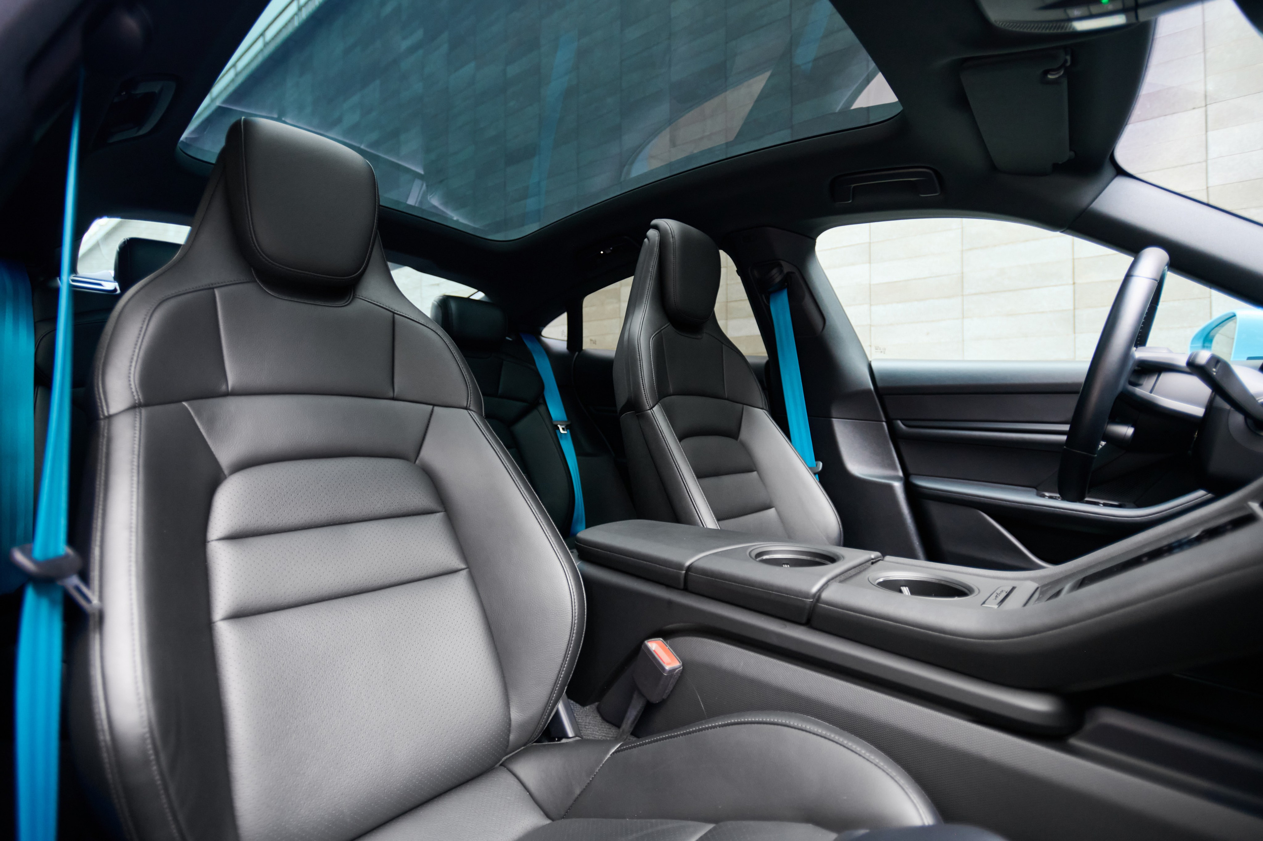 Передние сиденья Porsche Taycan 4S с чёрной кожаной отделкой