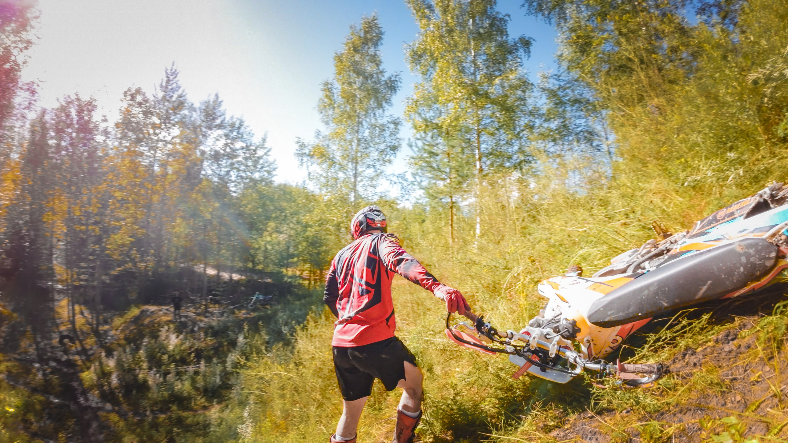 мужчина на кроссовом мотоцикле в лесу, эндуро, лес, трава, песок, лето, солнце