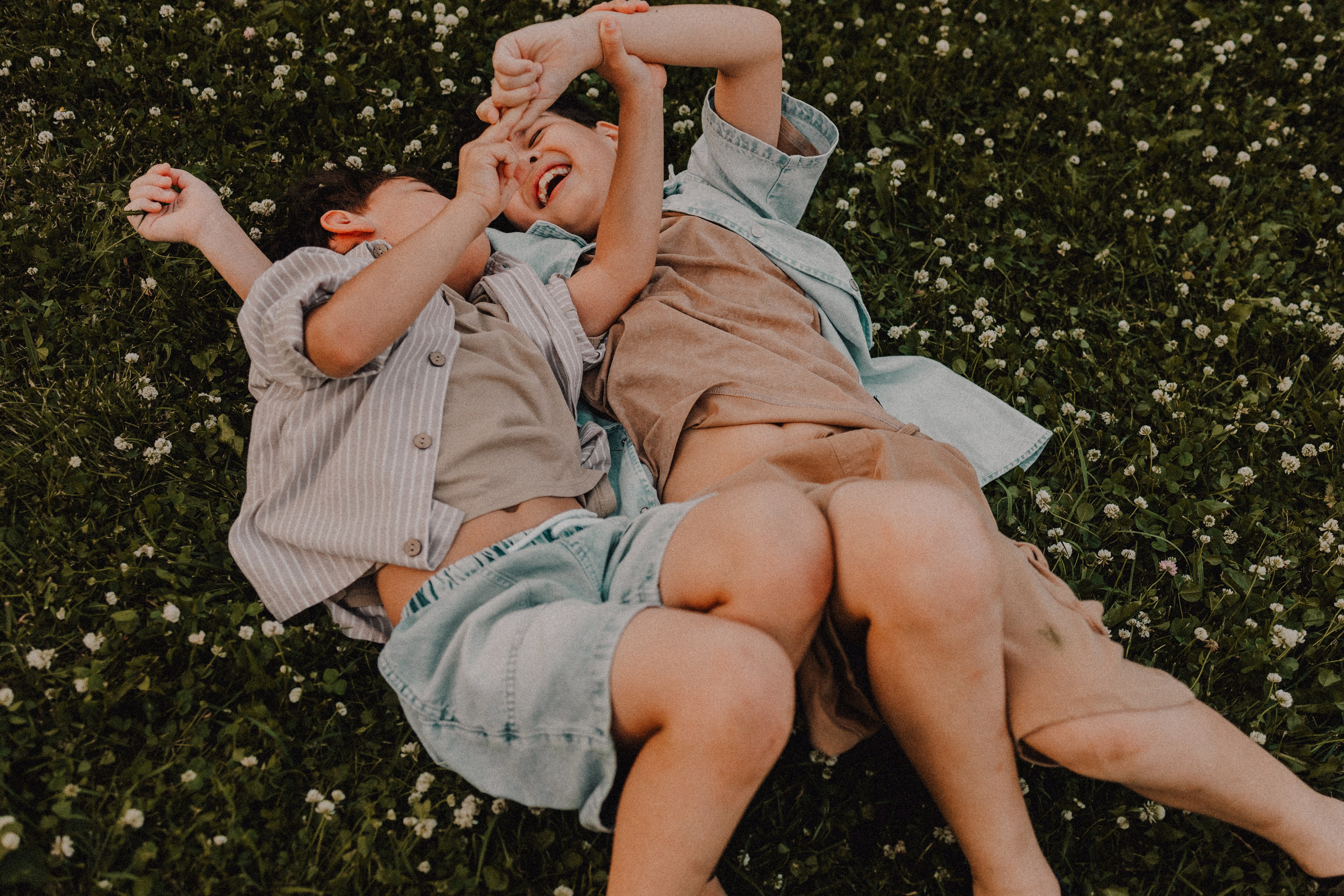 На лужайке. Семейный фотограф Москва