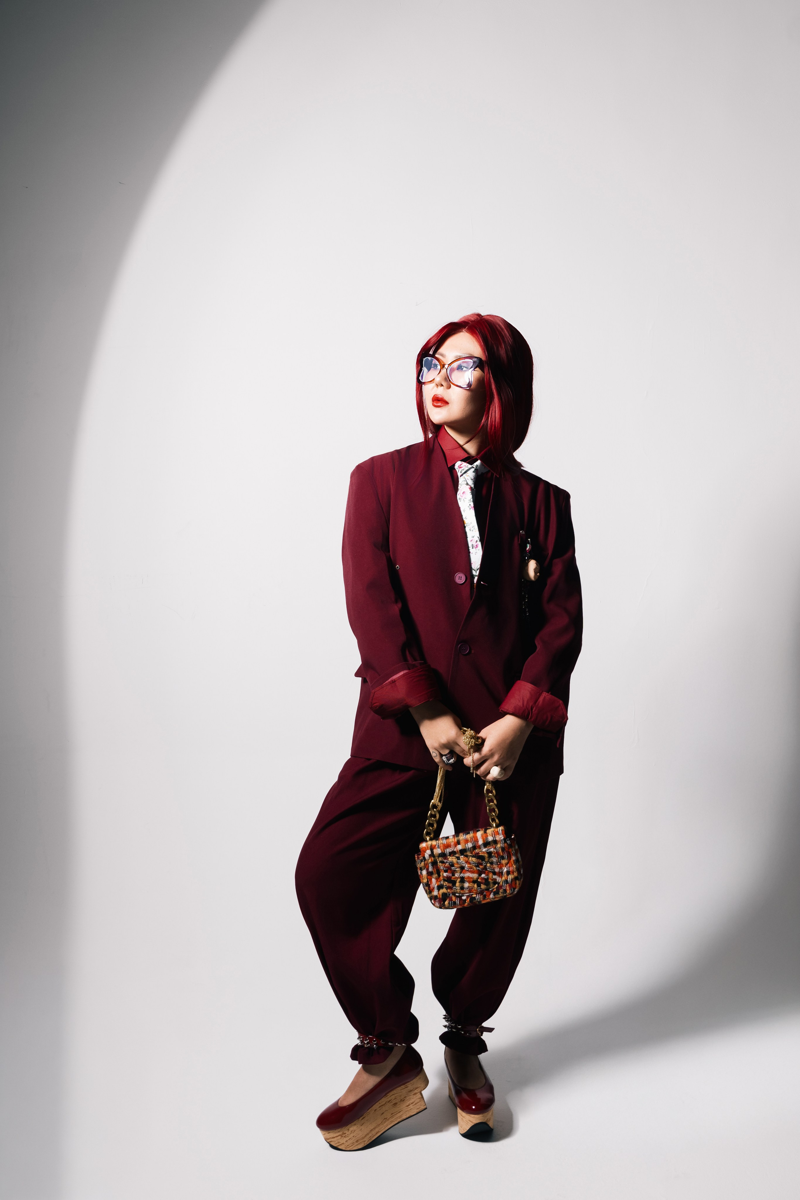 Креативный образ блогера Мэри в парике на контент-съёмке. Шанхай, студия.