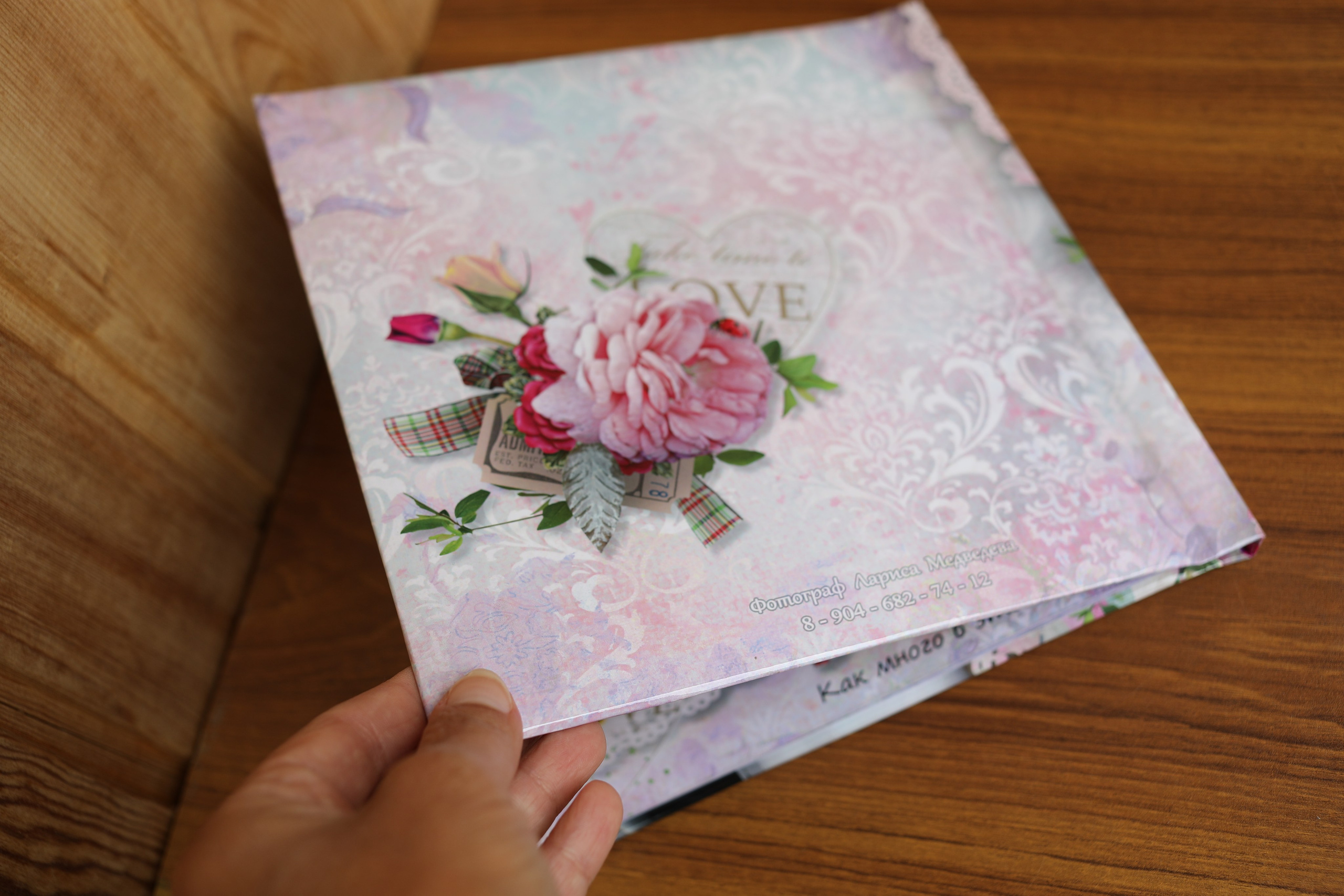 medlori fotobook Фотокниги в Липецке. Свадебная фотокнига «WEDDING DAY» Фотокнига постраничная (от 20 до 40 страниц), цена зависит от количества разворотов. Варианты фотокниг, созданные мной от фотосъёмки до дизайна. Цена: от 7500 руб за 10 разворотов. Обложка жёсткая, листы 350 мг. Фотограф Медведева Лариса.