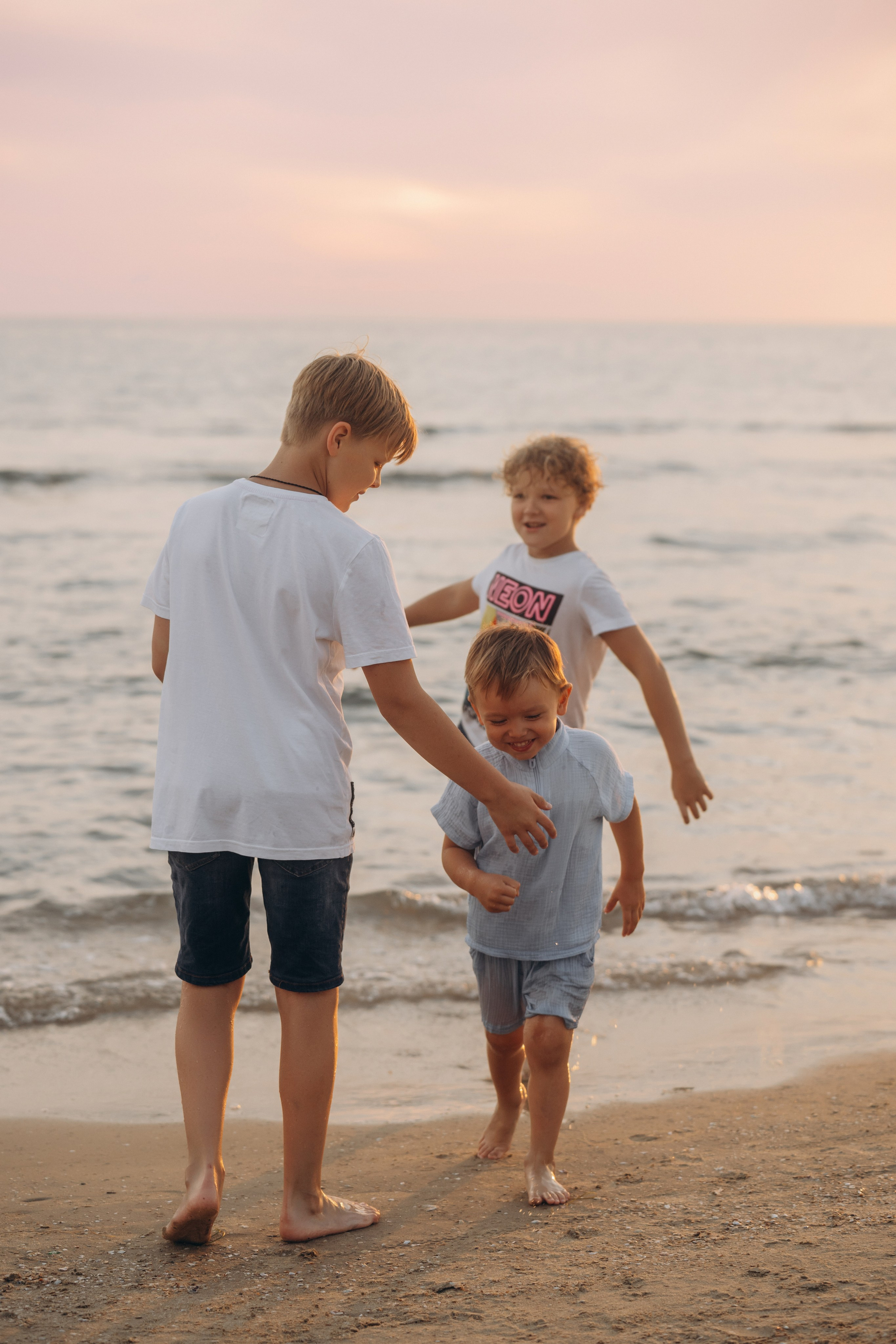 Анапский фотограф снял смешной момент - ребенок выныривает с водорослями на голов, фотограф Анапа