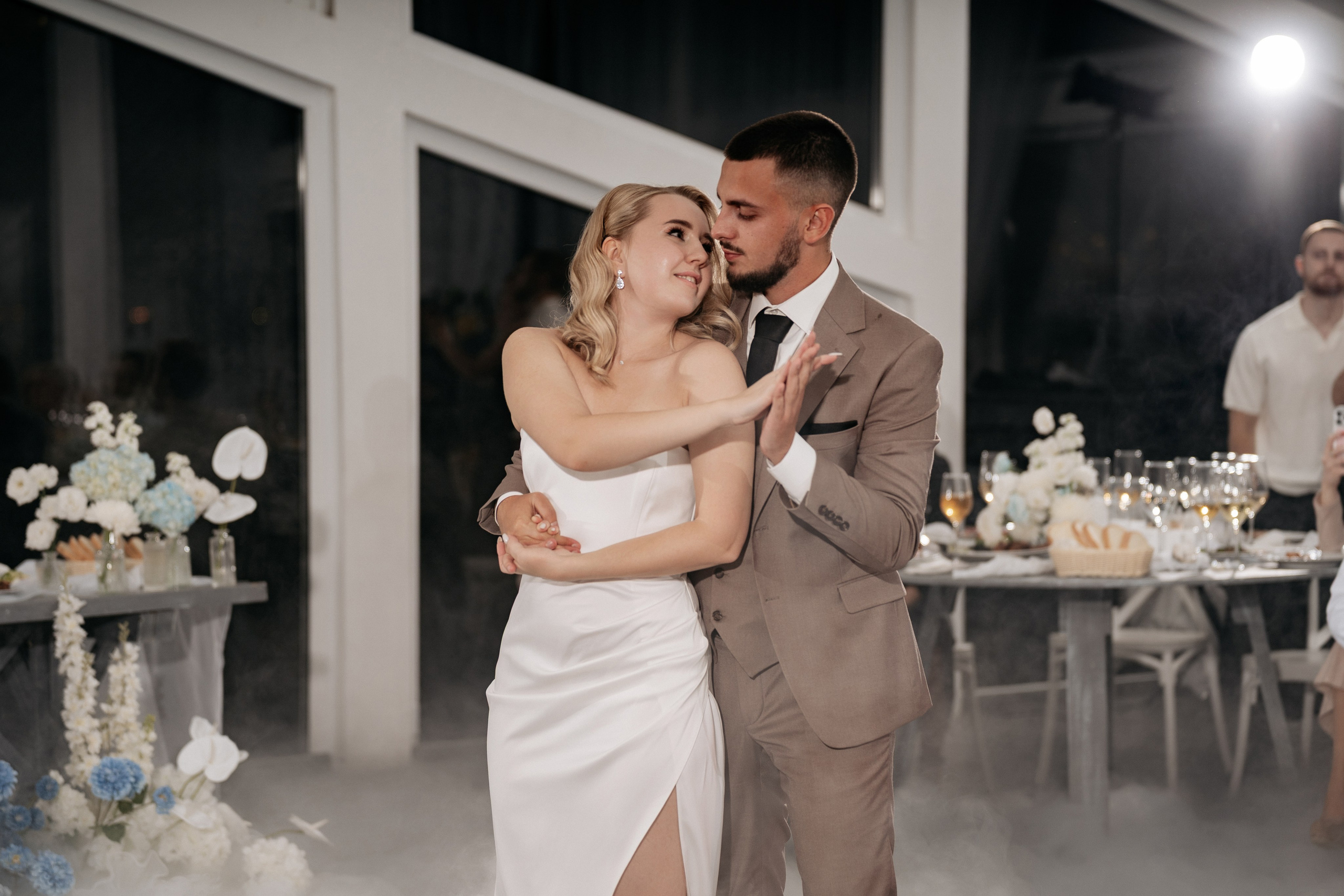 Искренние объятия на фоне моря - работа свадебного фотографа в Геленджике.