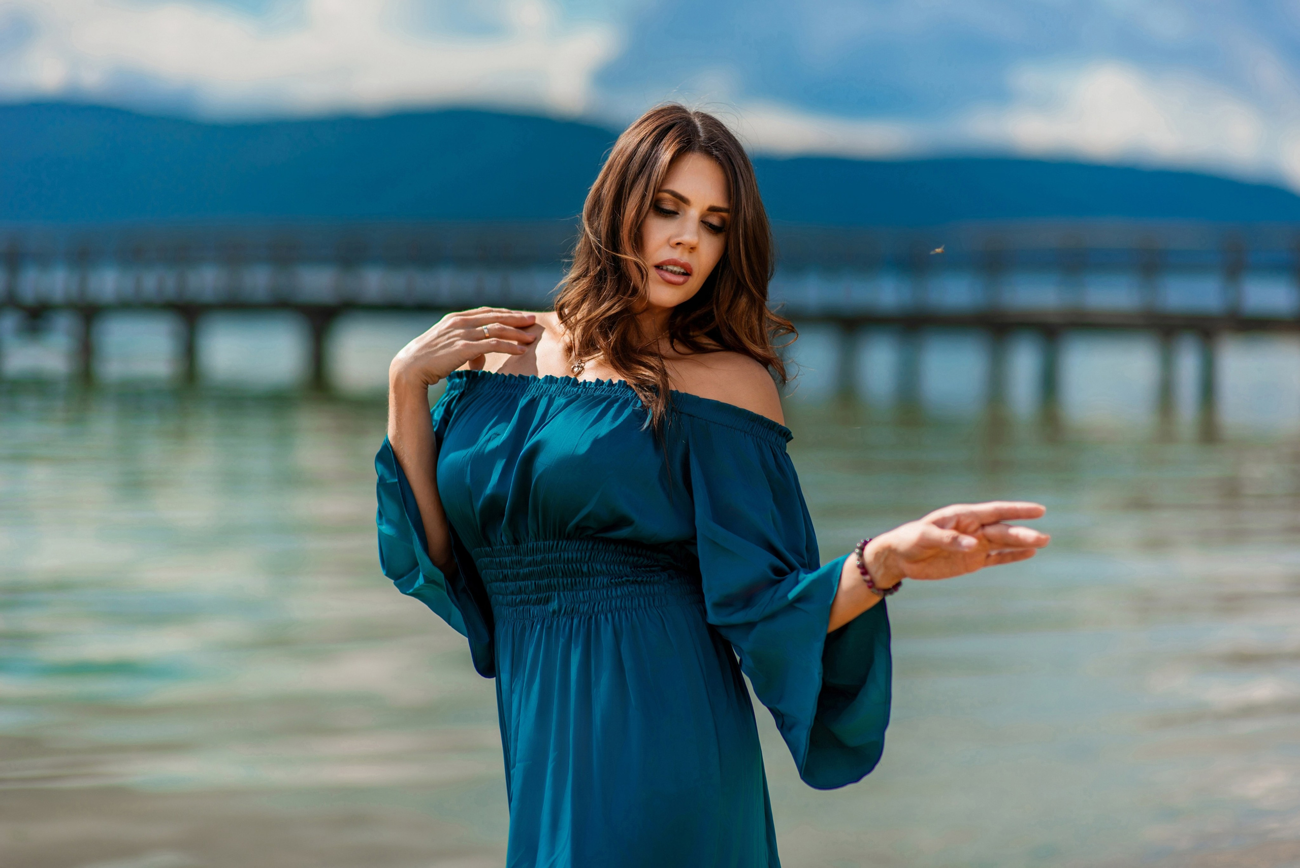 Воздушное платье с летящим шлейфом в аренду на Байкал для фотосессии