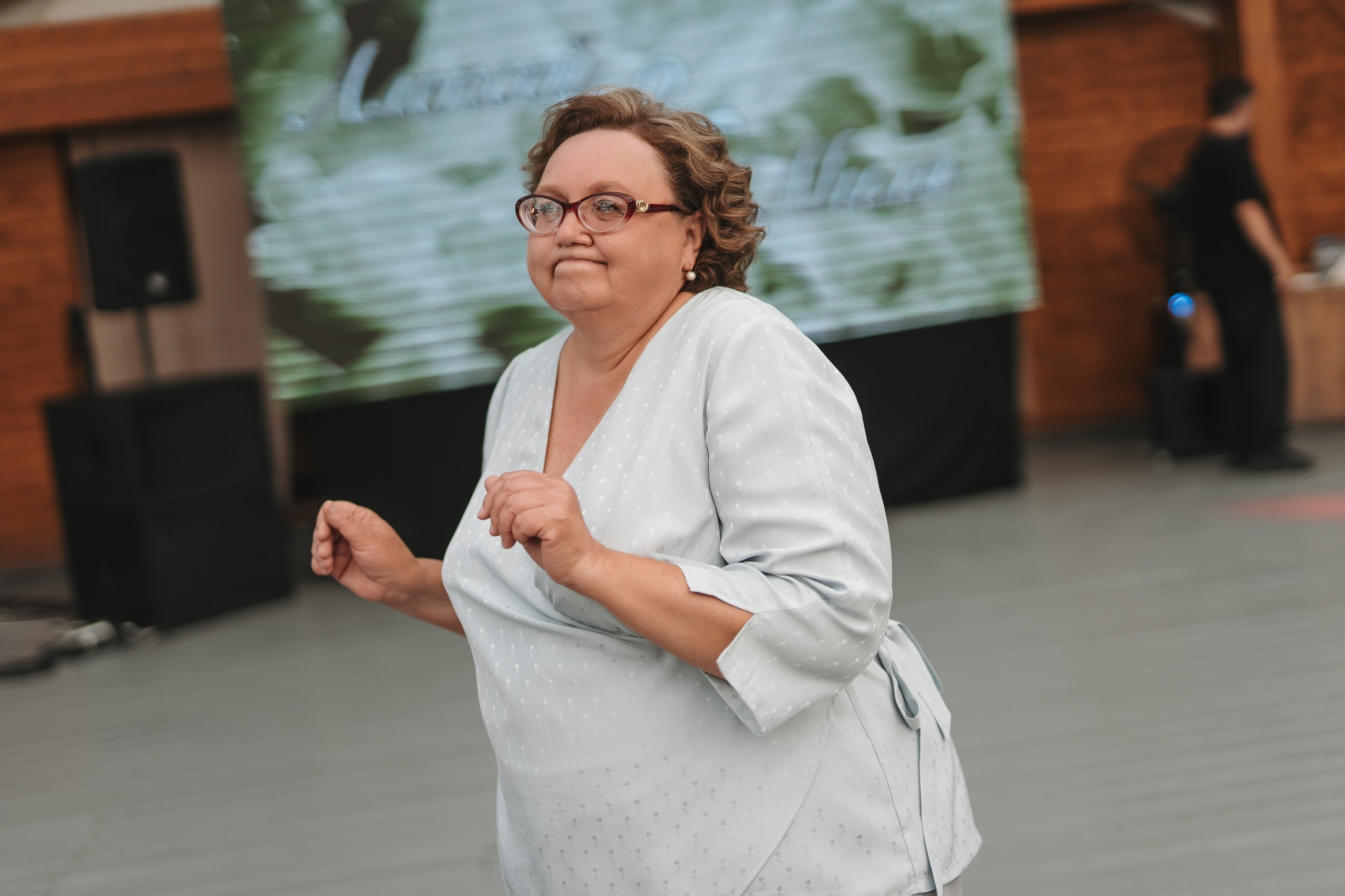 Свадебная съёмка в Уфе 11 июня 2025 года: сборы в загородном доме, выездная регистрация и банкет на площадке «Хотим Едим», ведущий Андрей