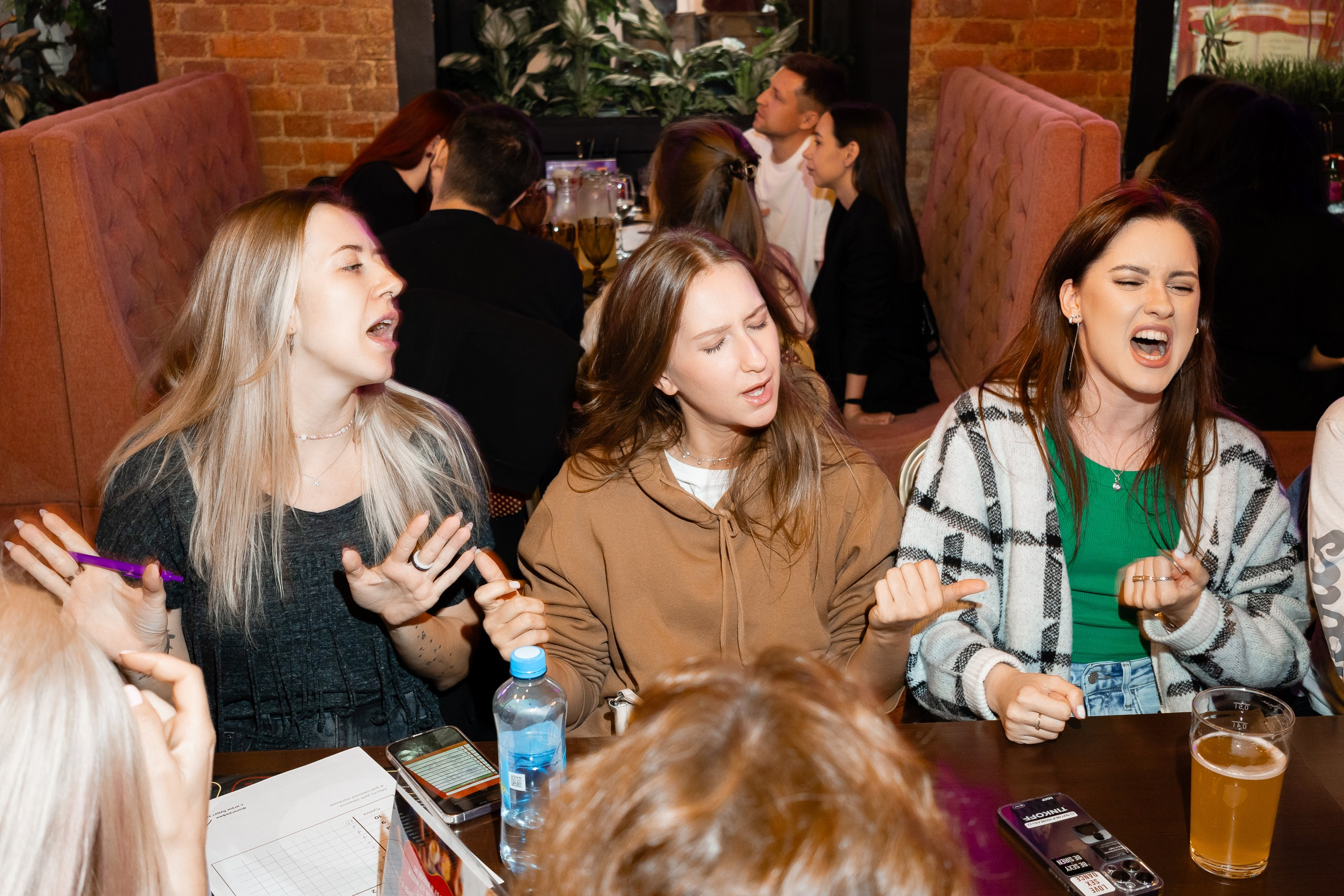 Игроки команды квиза исполняют угаданную песню