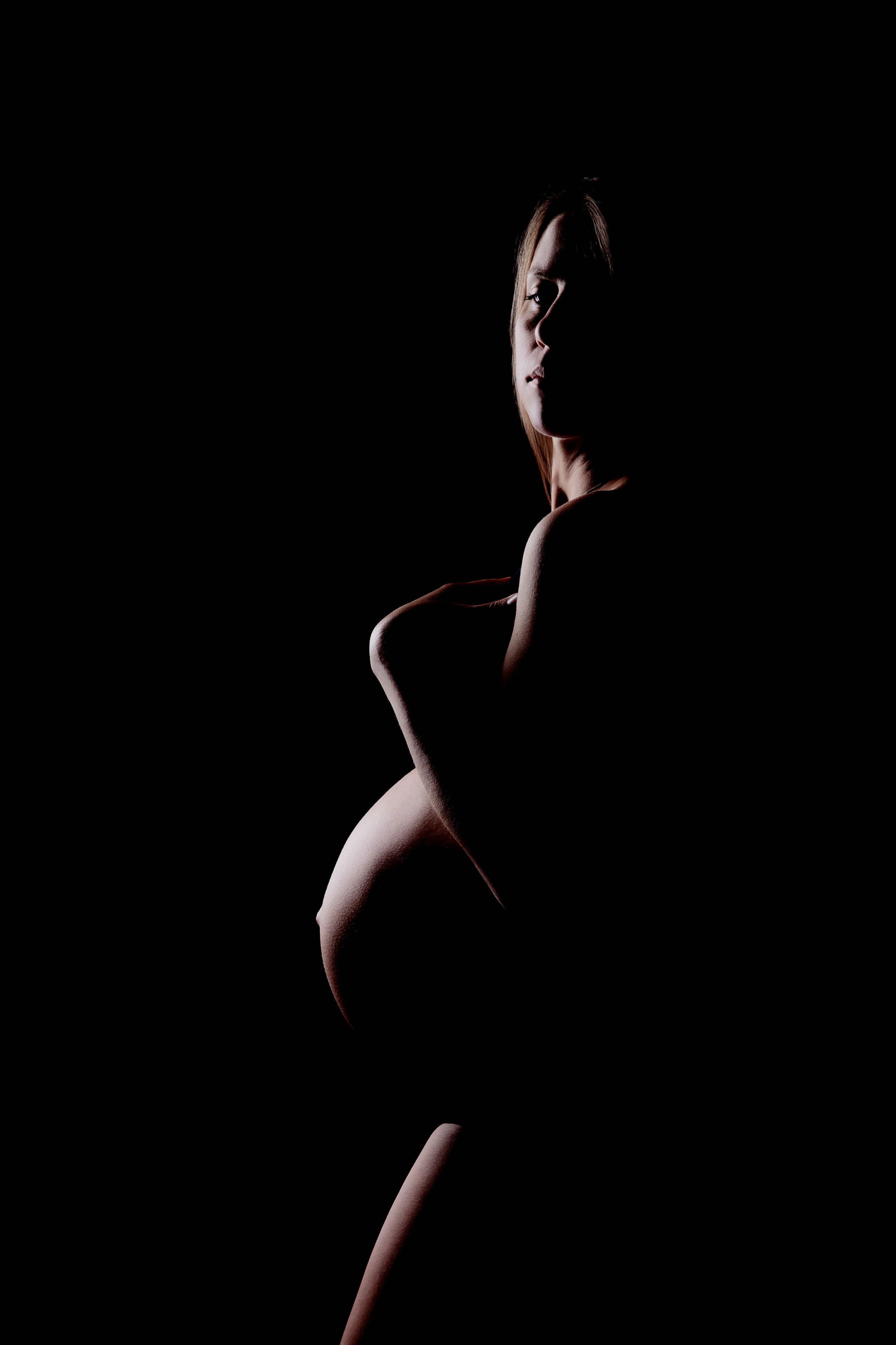 Фотосессия беременности в студии на чёрном фоне