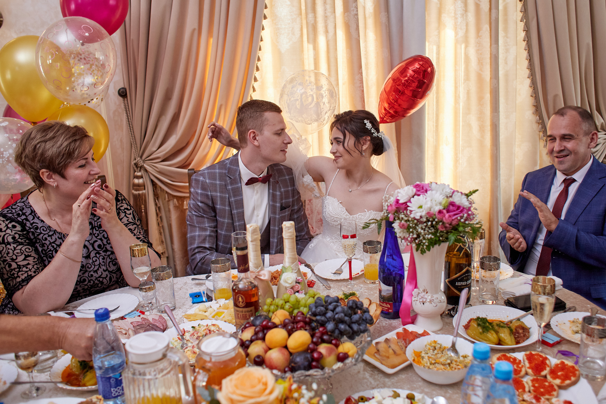 Съемка встречи молодоженов. Предметный и контентный фотограф в Москве Курочкина Оксана