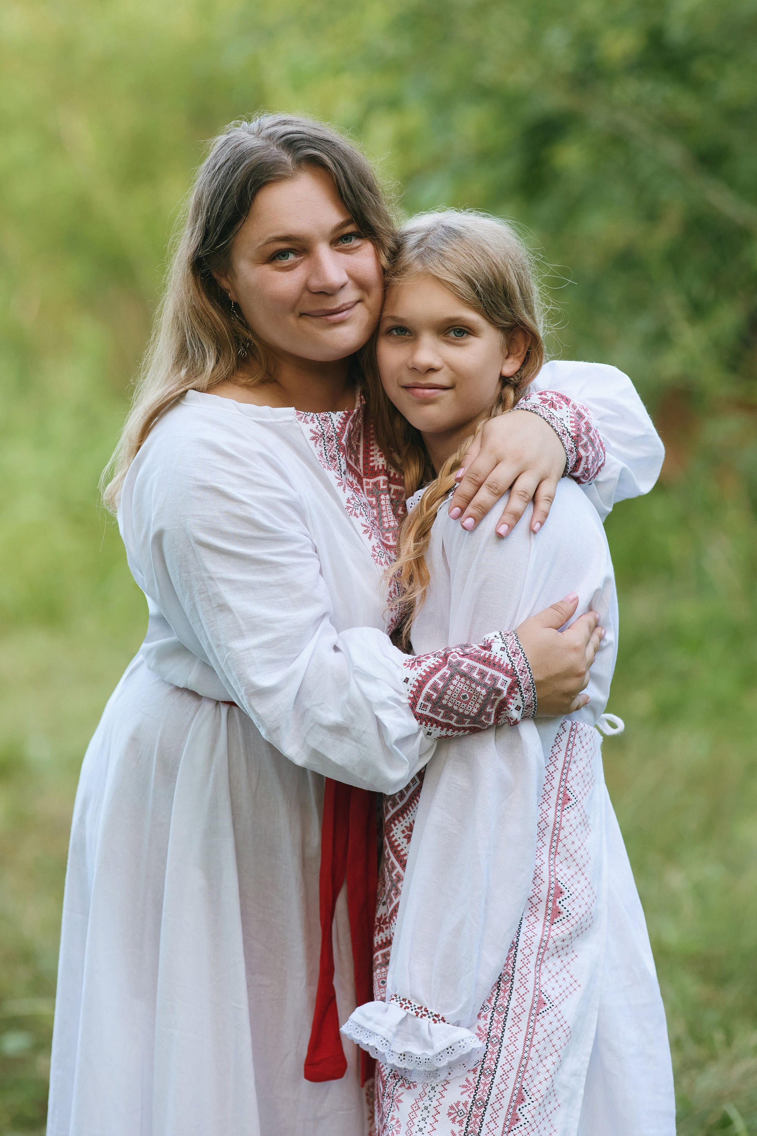 Семейная фотосессия на Ивана Купала в Находке (пример фото мамы с дочкой в славянском стиле)
