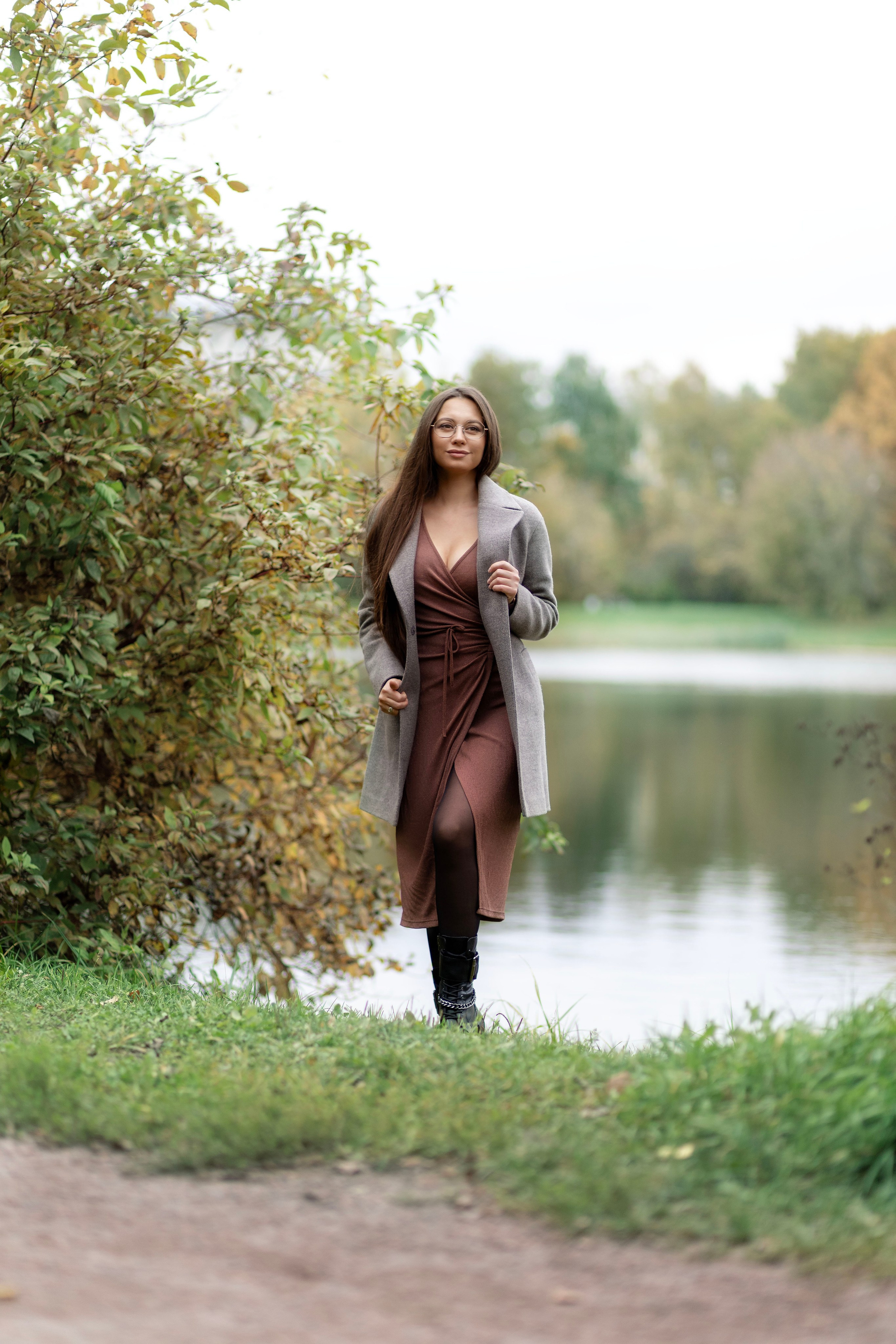 Женская фотосессия в осеннем парке. Девушка в парке Сокольники