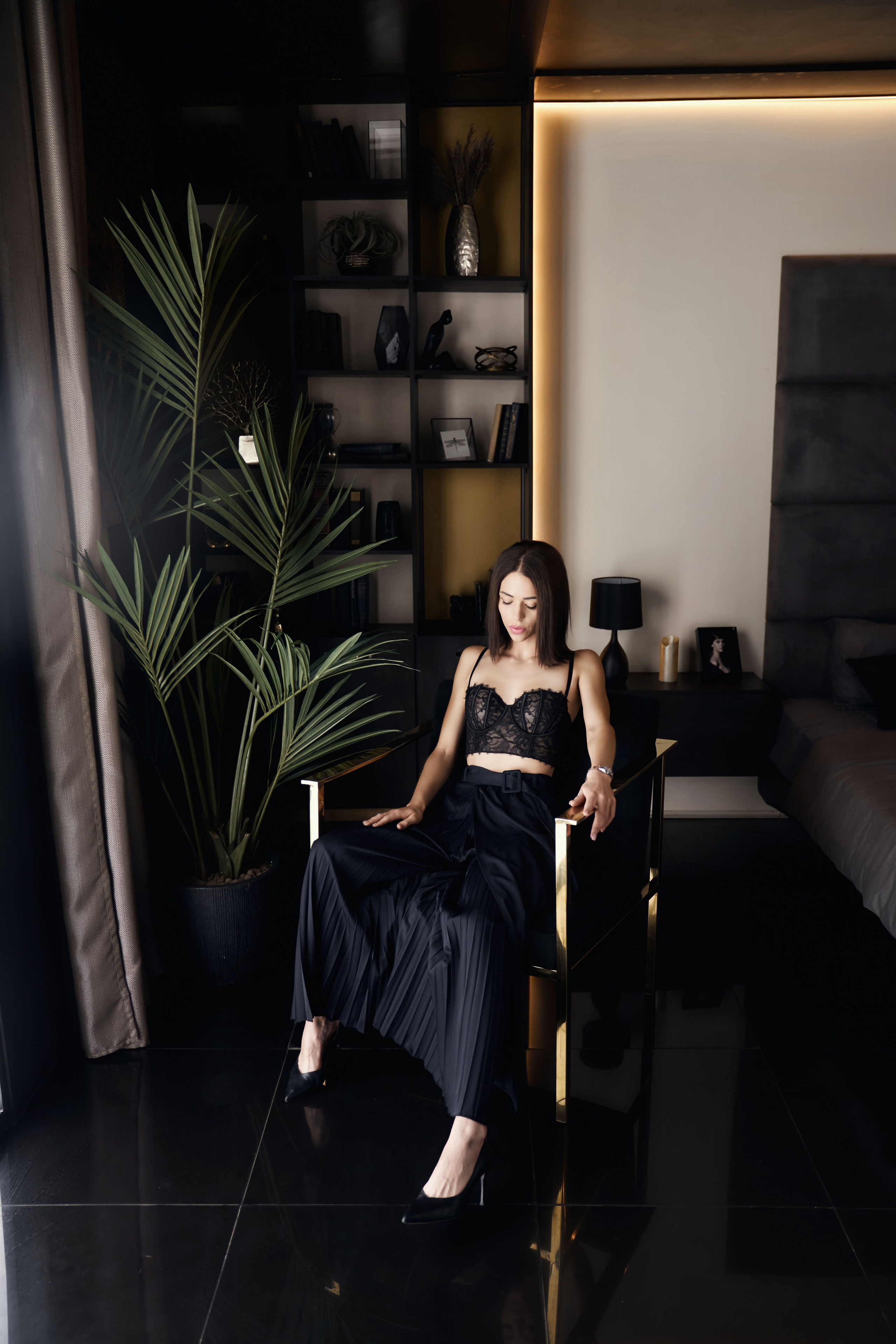 красивая девушка на стуле в студии во время фотосессии