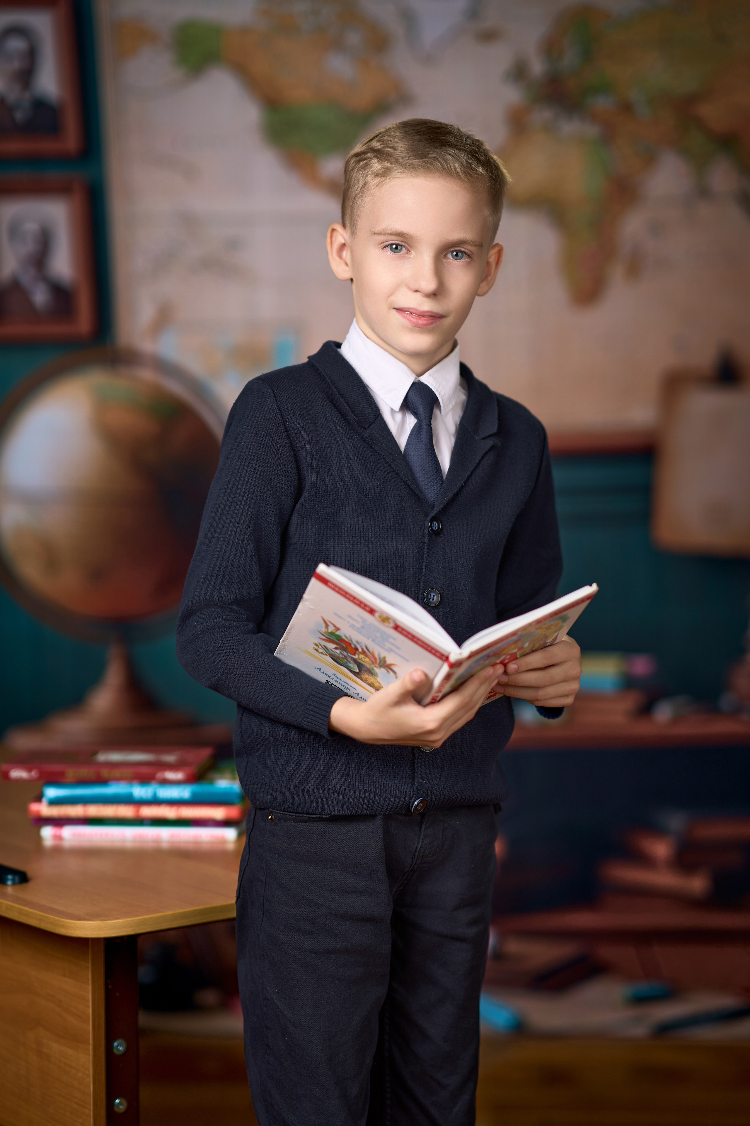 портрет ученика начальной школы в интерьере класса