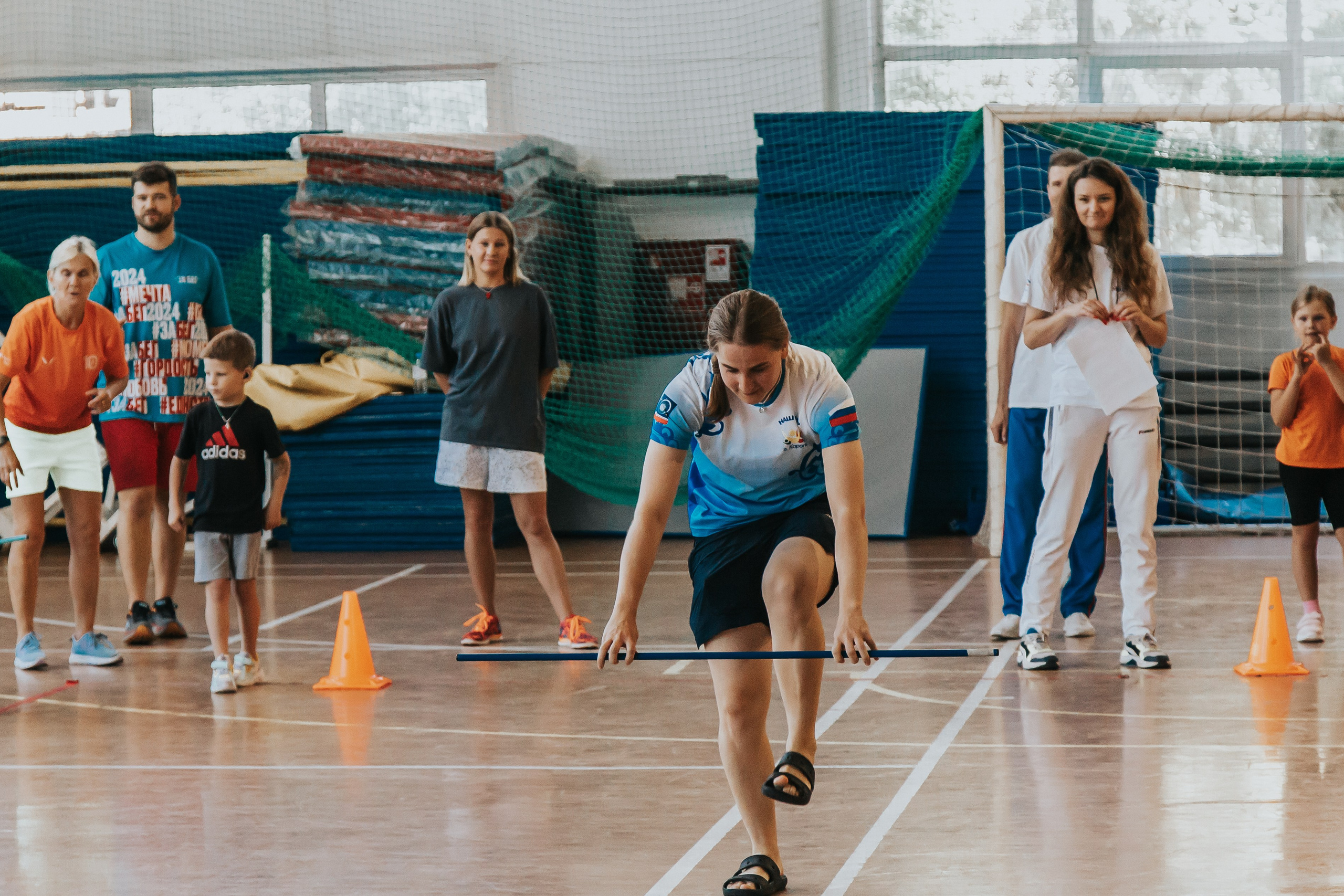 Репортажная спортивная съемка г. Королев стадион Металлист «папа, мама, я — спортивная семья». Юлия Егорова | Свадебный фотограф, семейный фотограф Москва, МО • Портреты • репортажи • день рождения • Love Story • дети