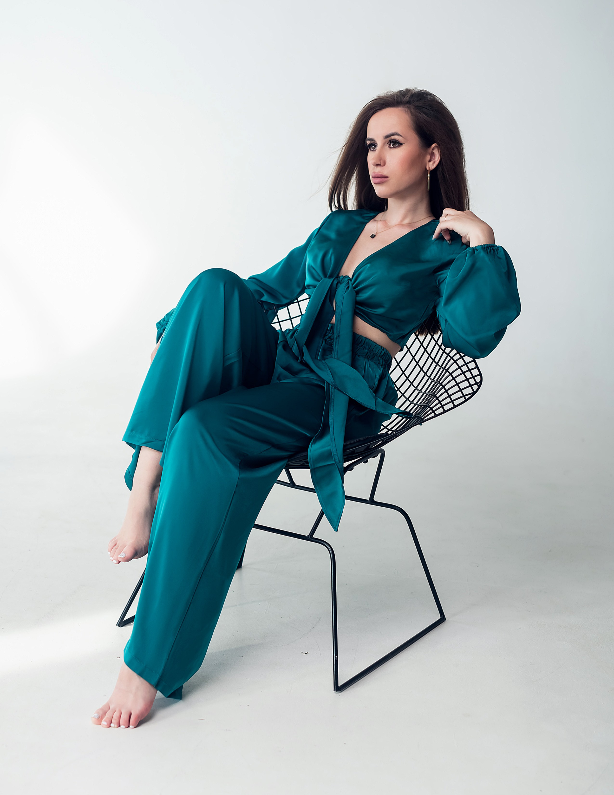 Девушка в изумрудном костюме пижамного стиля.