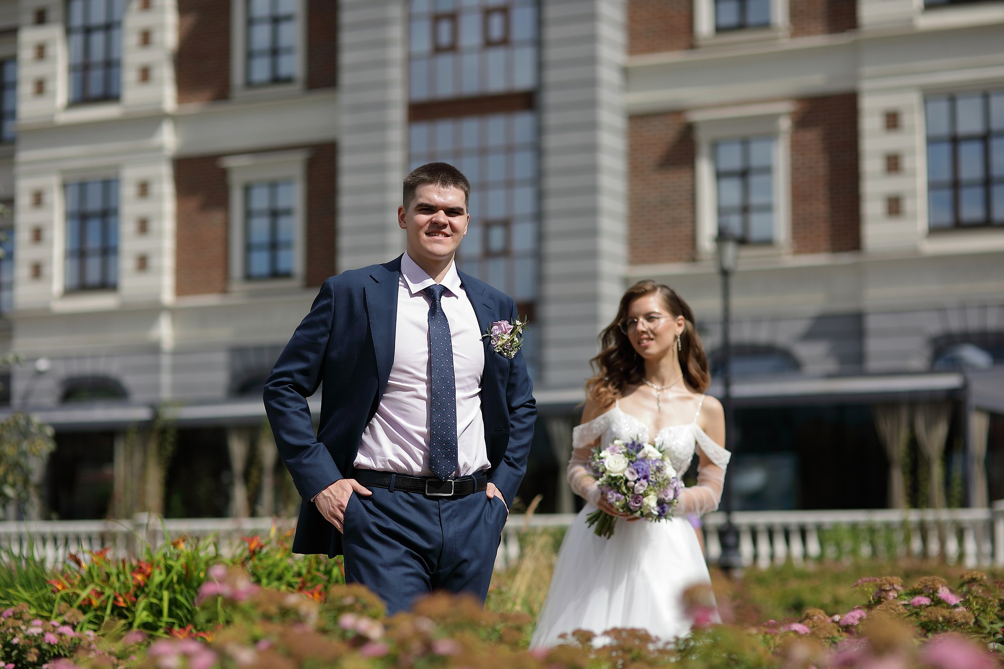 Свадебная фотосессия жениха и невесты в центре Екатеринбурга на улице Горького
