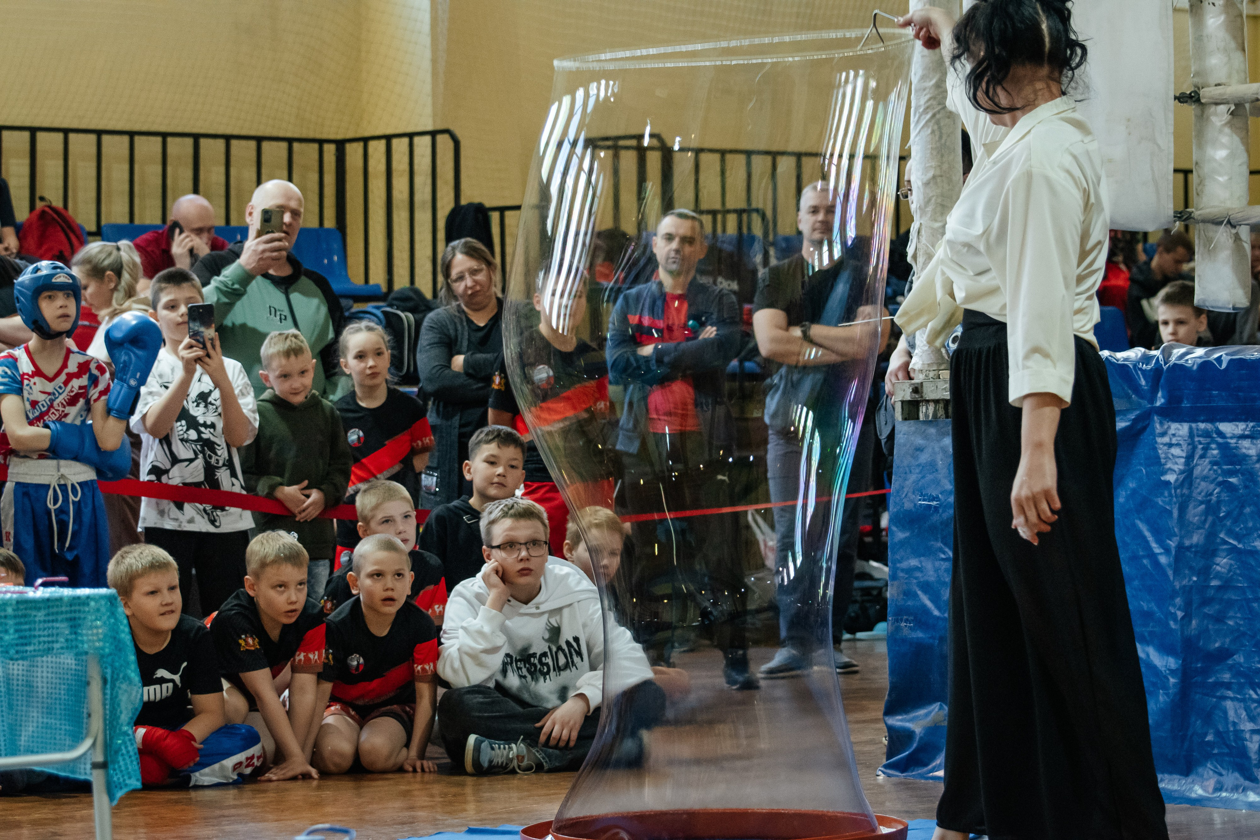 Шоу мыльных пузырей для детей-кикбоксеров