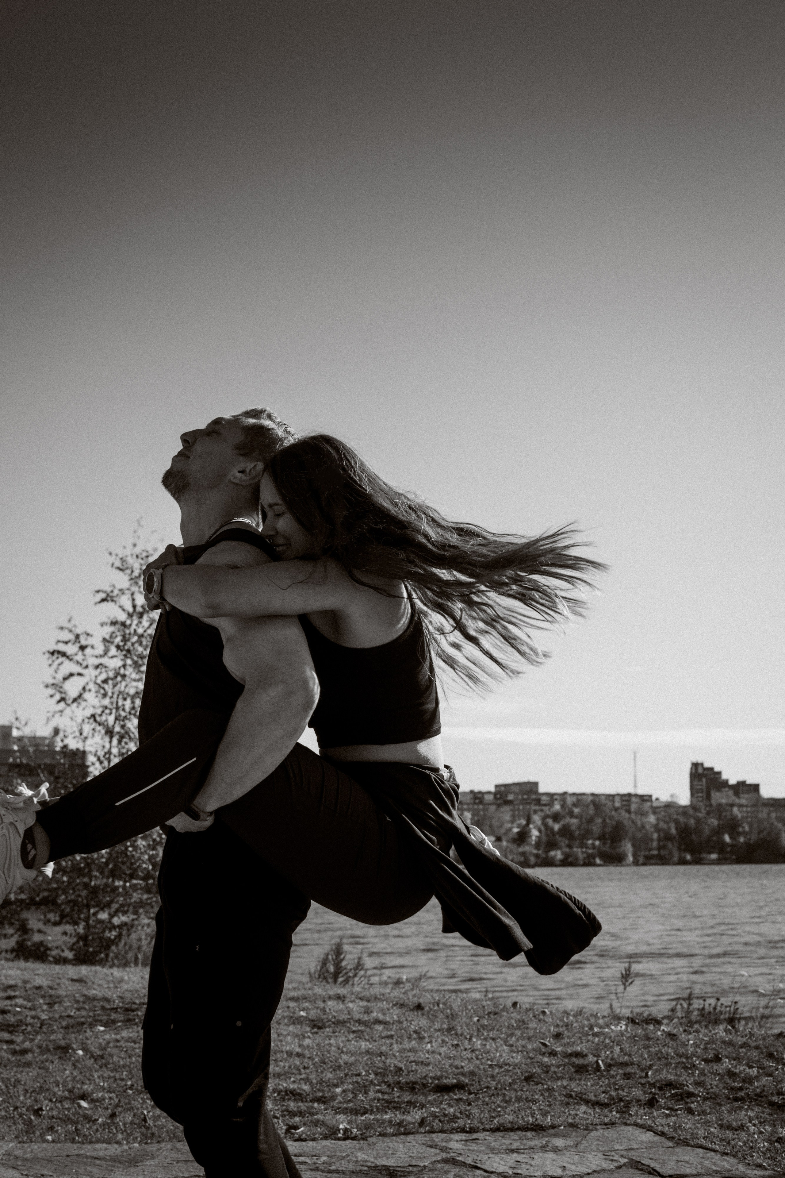 Парень катает девушку на спине, фото черно-белое
