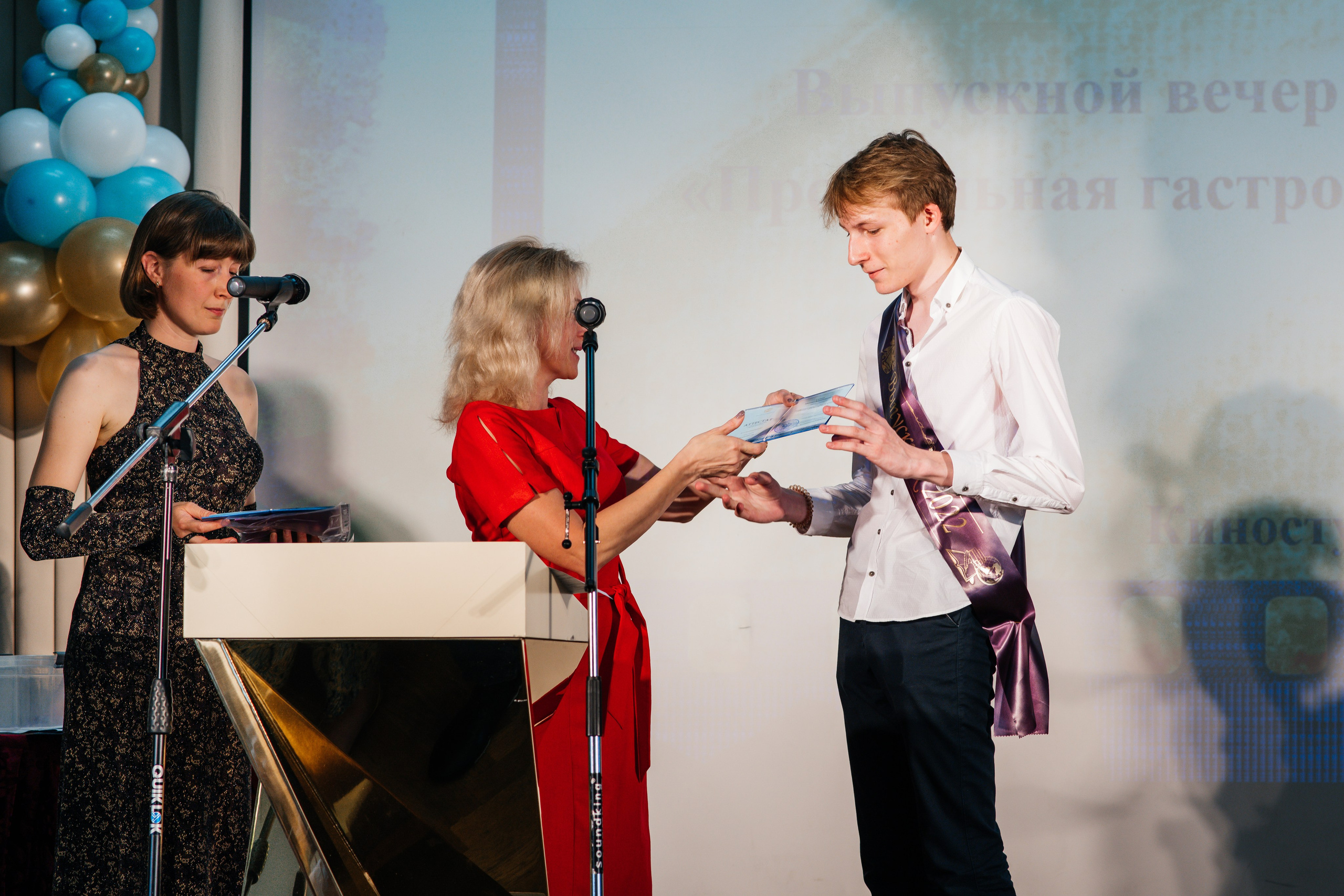 Вручение аттестатов. Выпускные альбомы в Подольске Москве и МО