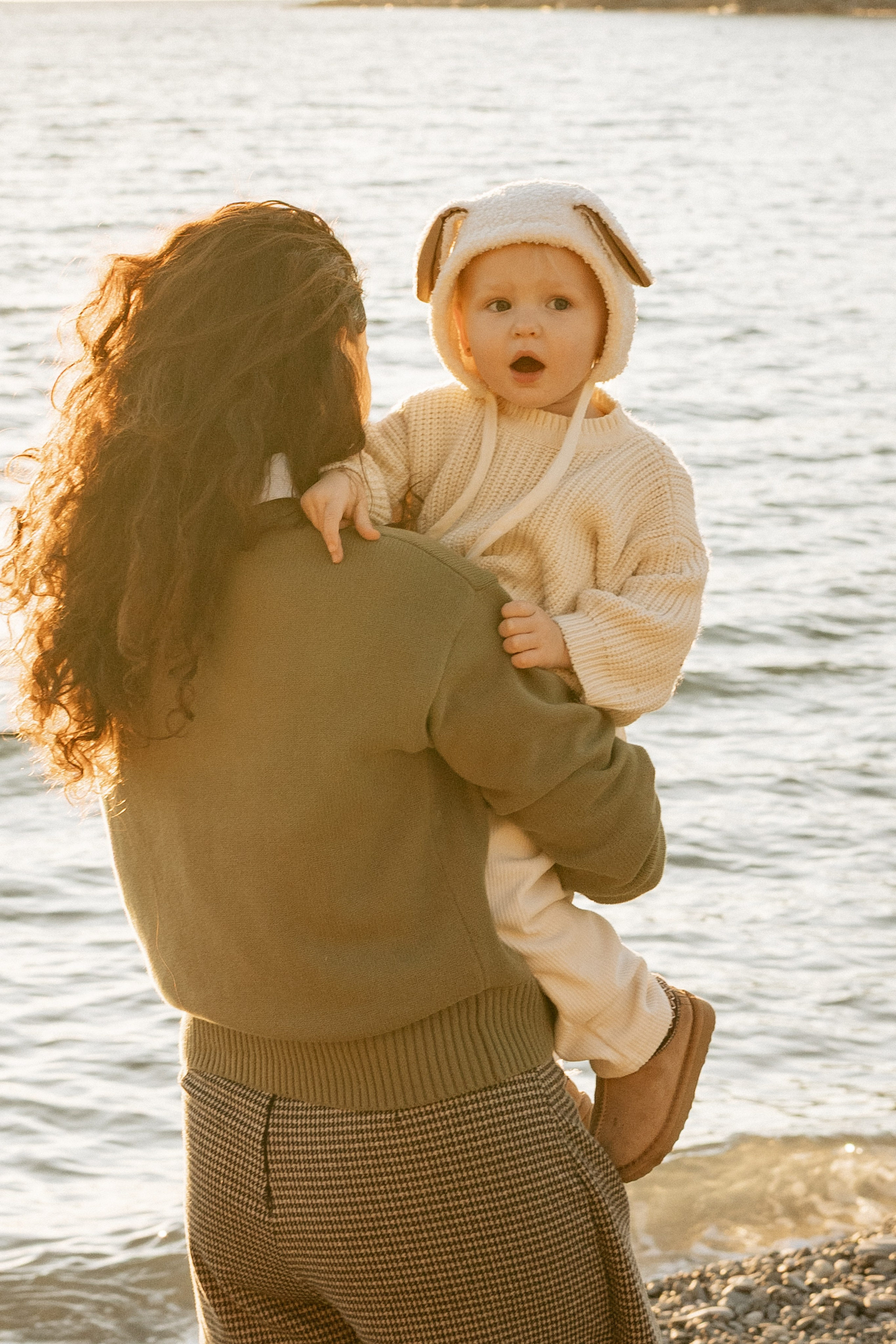 Золотой час — Теплый вечерний свет подчеркивает счастливые лица семьи в Абрау-Дюрсо