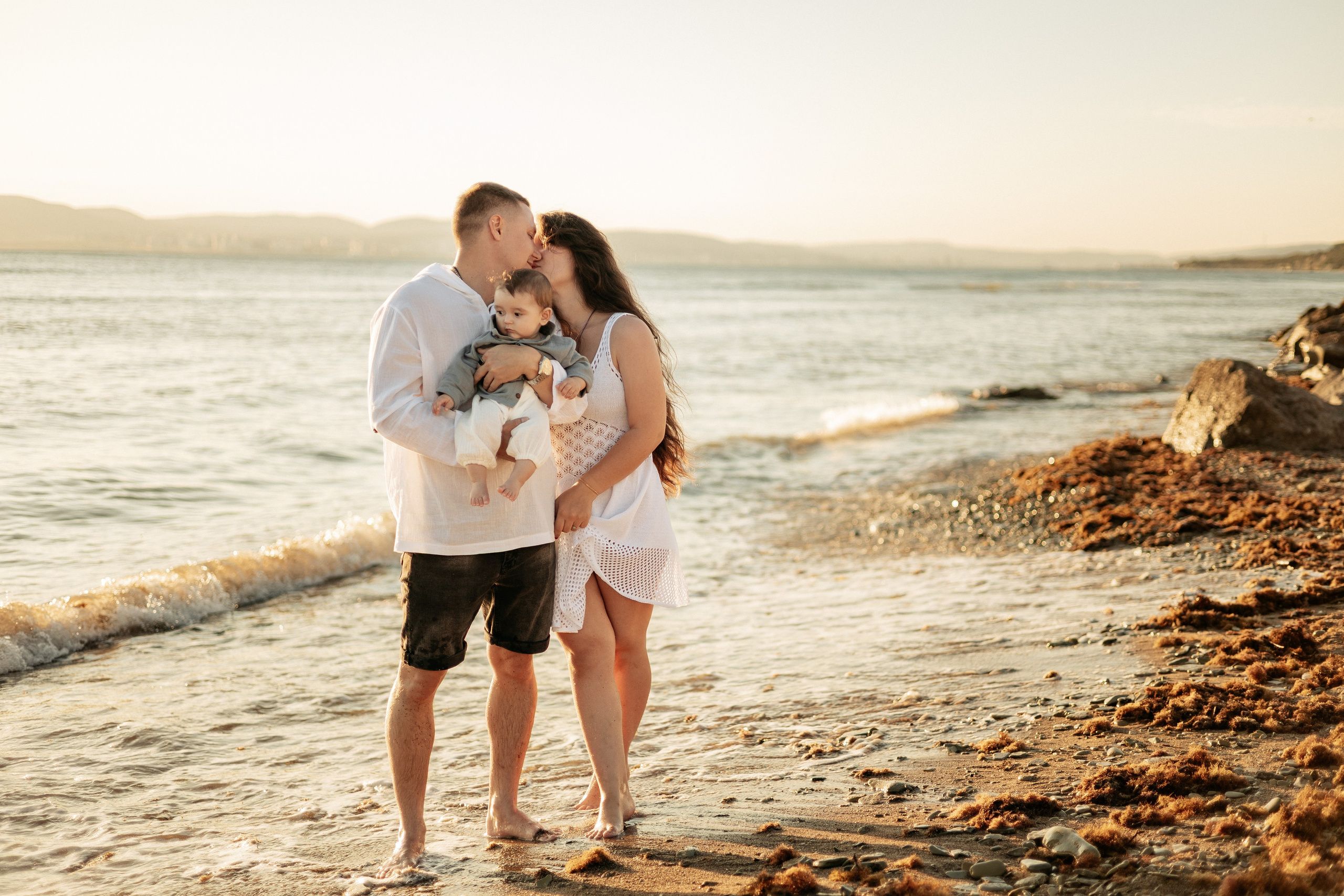 Момент единения: общие объятия на фоне моря