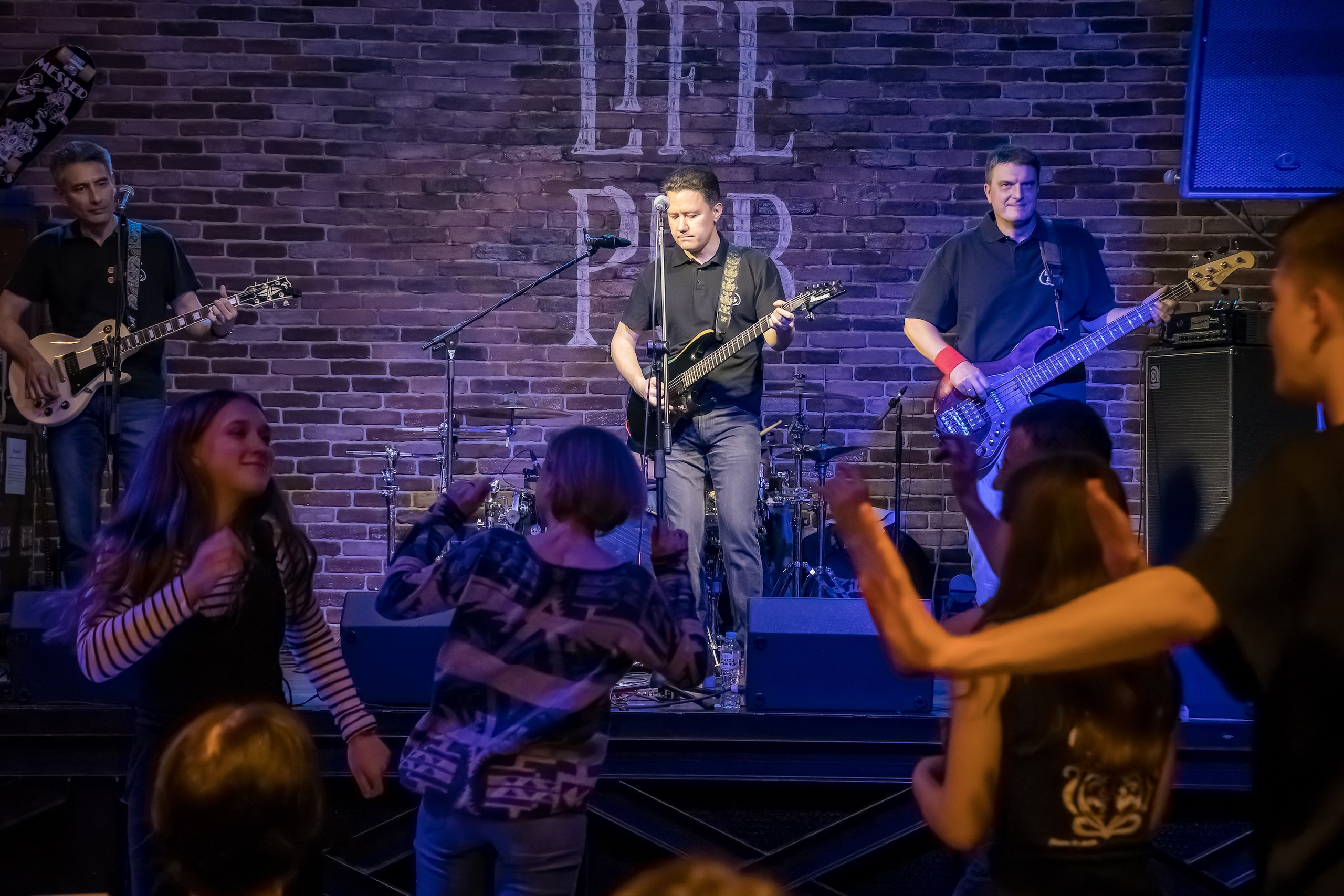 LifePub 29.03.2023. Московская кавер-группа BankBand