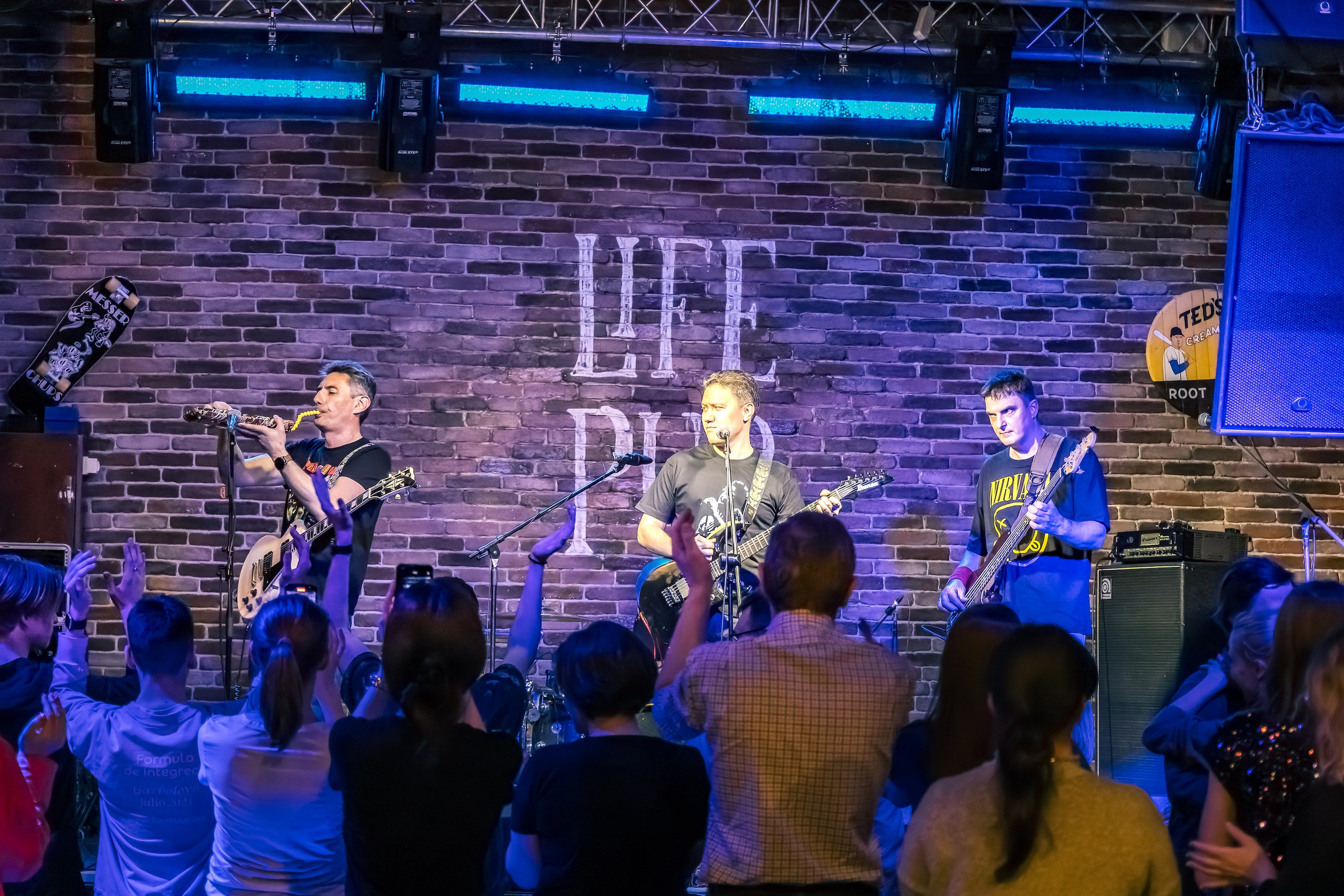 LifePub 29.03.2023. Московская кавер-группа BankBand