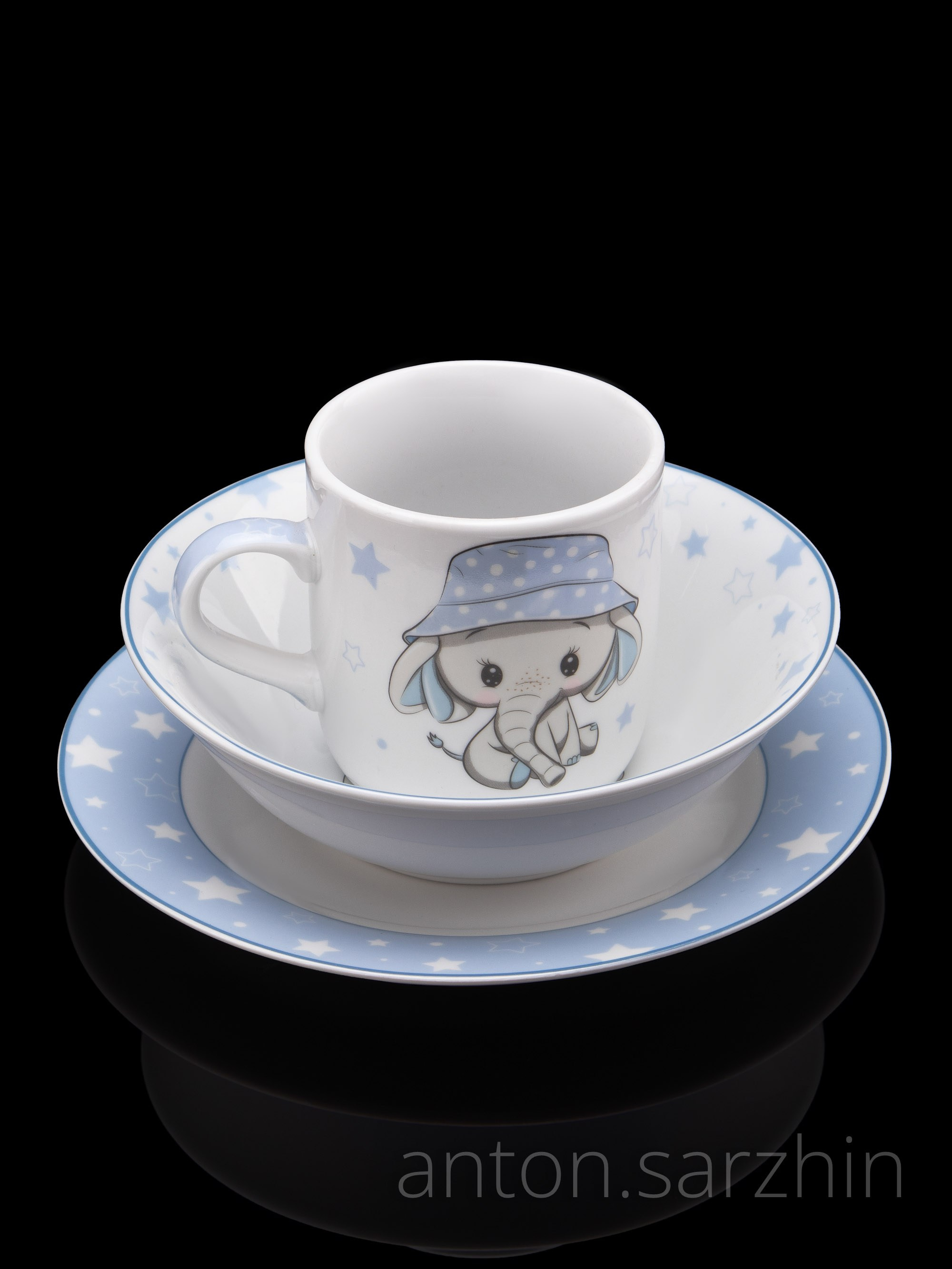 Предметная съемка чайного набора на черном фоне