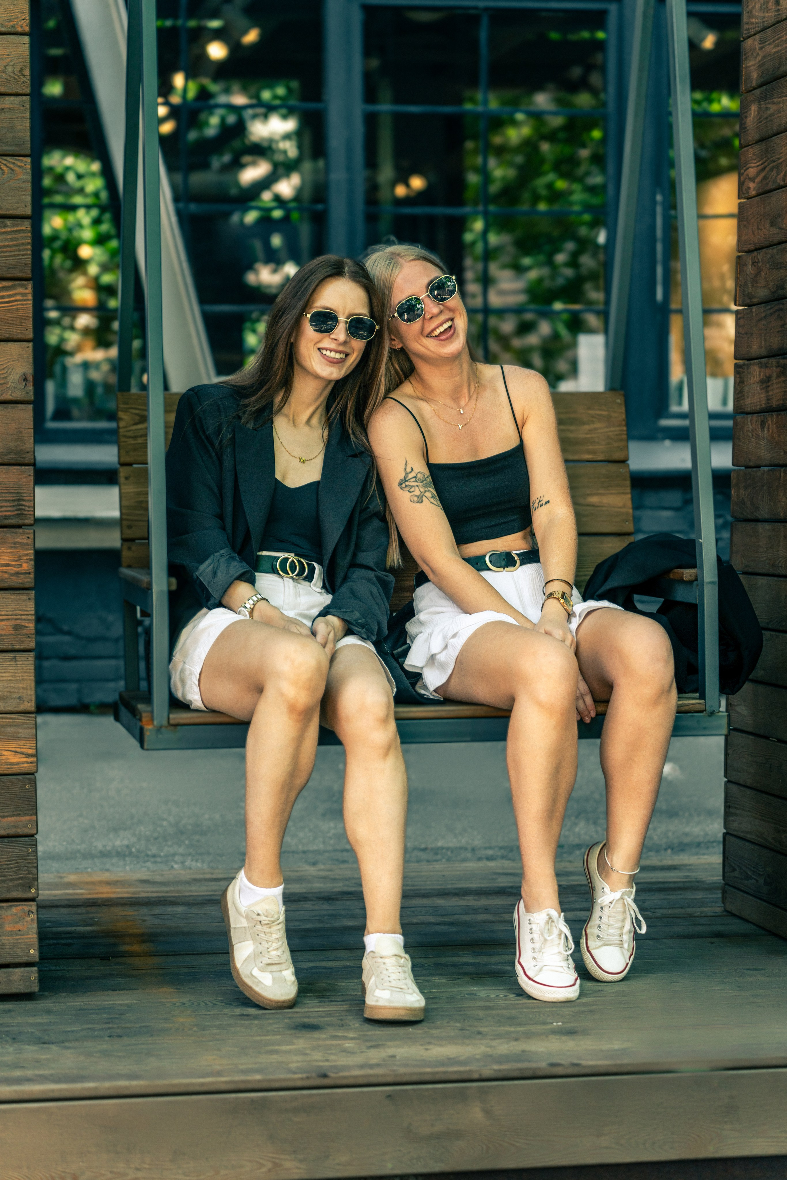 Фотосессия подружек в арт пространстве Artplay. Портретный фотограф в Москве Фарид Леонов