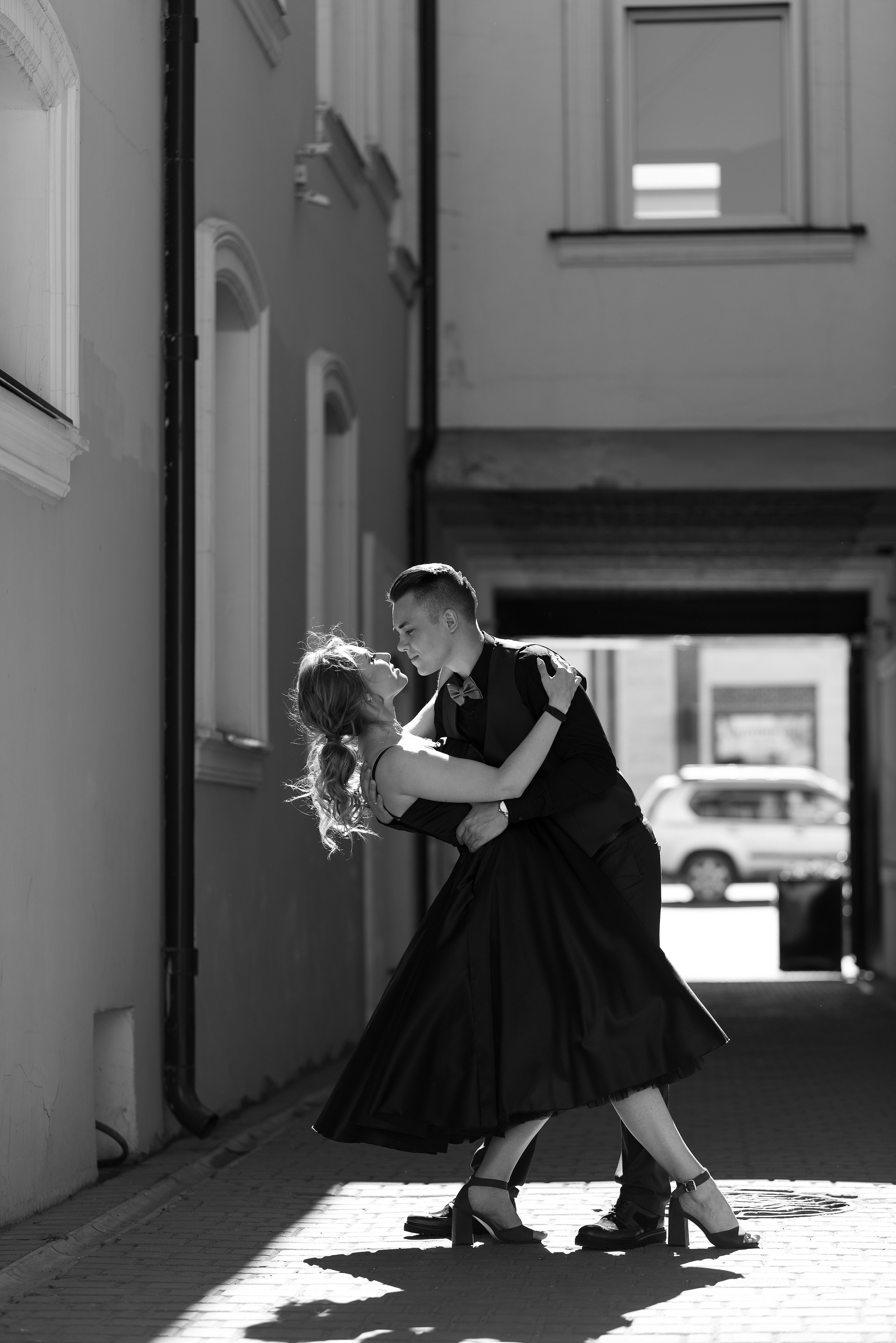 Танцы и эмоции в кадре.