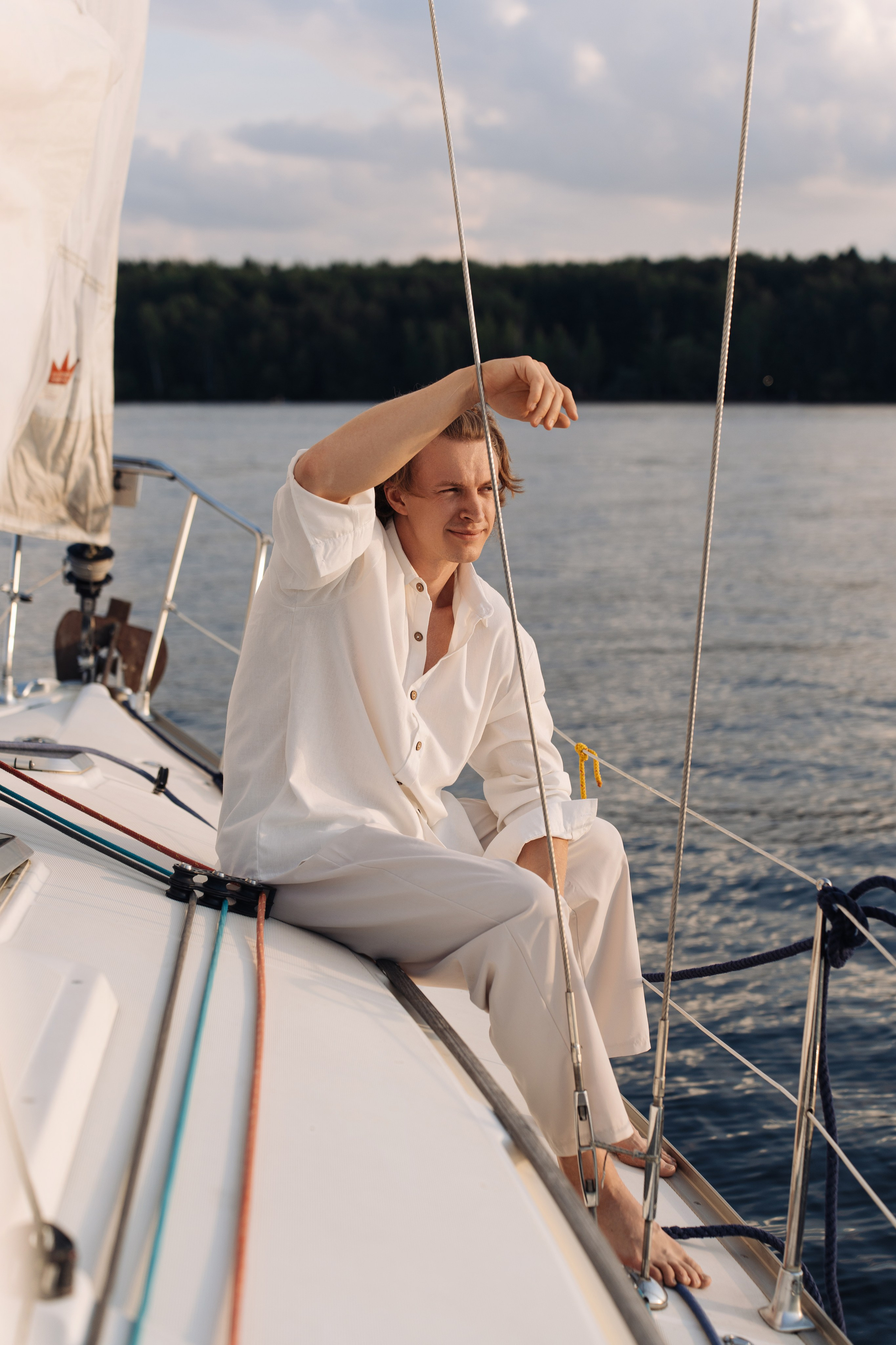 Свадебная фотосессия на яхте на закате (Пироговское водохранилище)