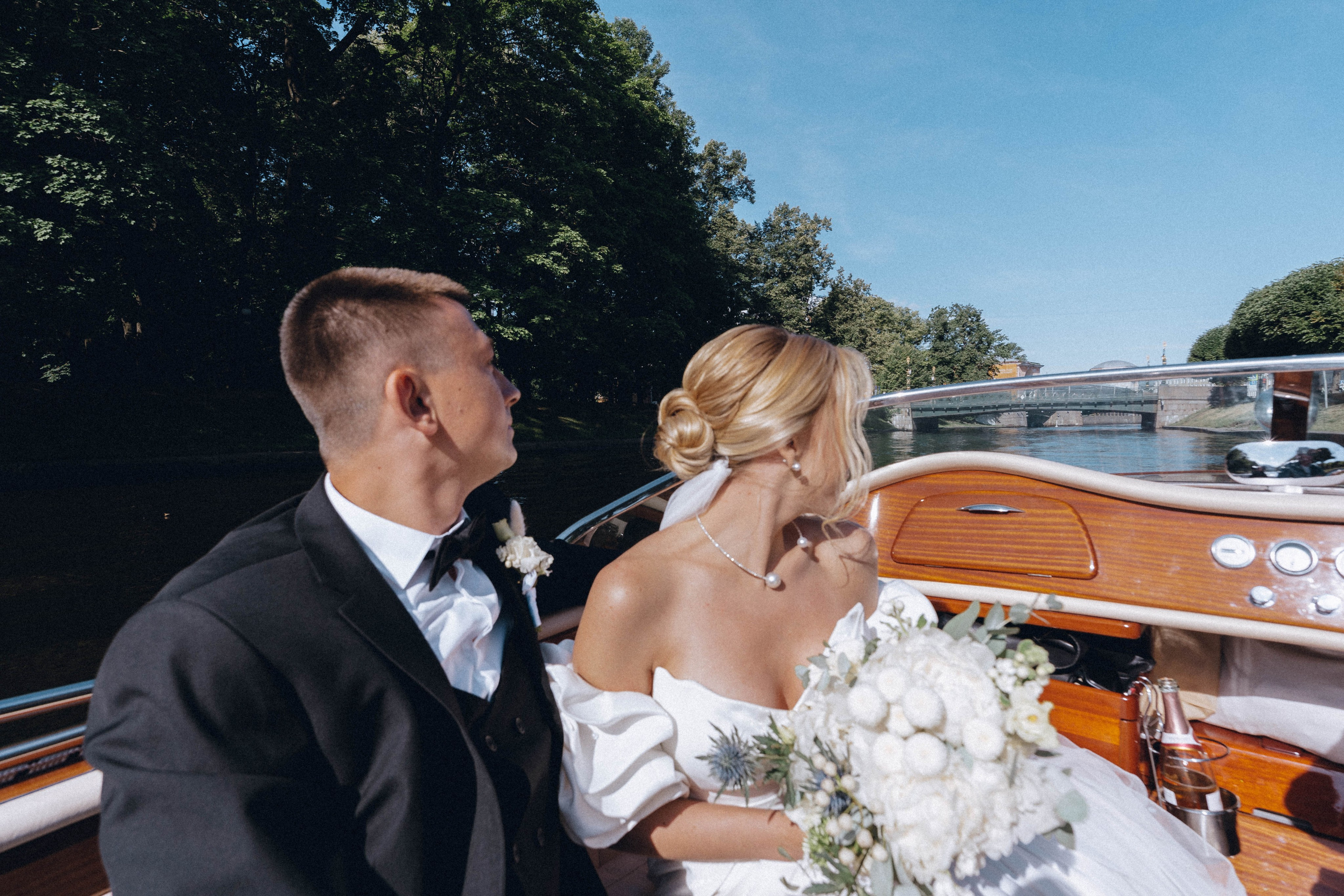 СВАДЕНБНАЯ СЬЕМКА НА КАТЕРЕ ПО КАНАЛАМ САНКТ-ПЕТЕРБУРГА И В АКВАТОРИИ НЕВЫ. Профессиональный фотограф, Санкт-Петербург — Виктория Богомолова