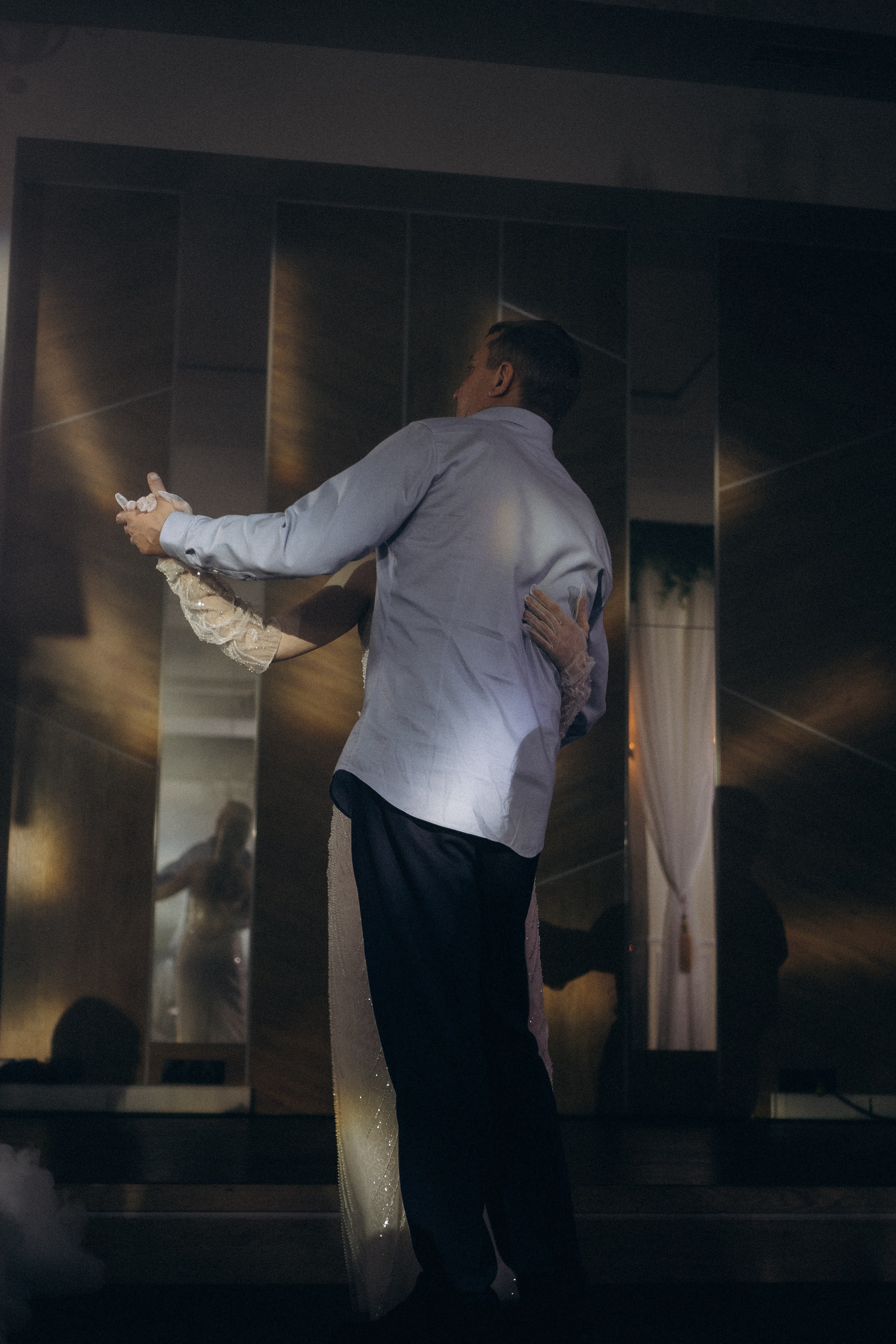 ТАНЕЦ С ПАПОЙ СВАДЕБНМ БАНКЕТЕ (СНЯТО В СИБИРЕ В НИЖНЕВАРТОВСКЕ). Профессиональный фотограф, Санкт-Петербург — Виктория Богомолова