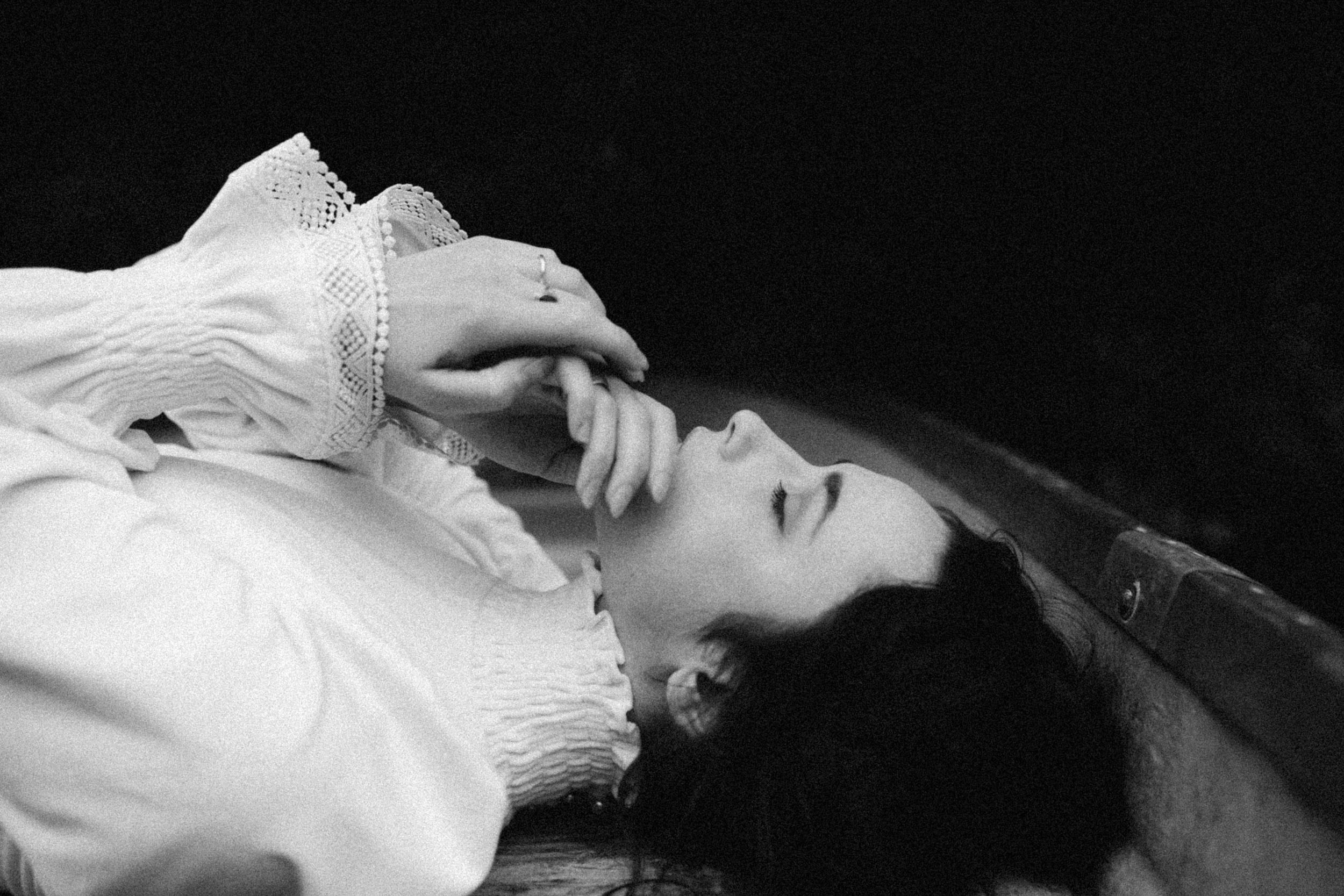 Девушка в белом платье лежит в лодке