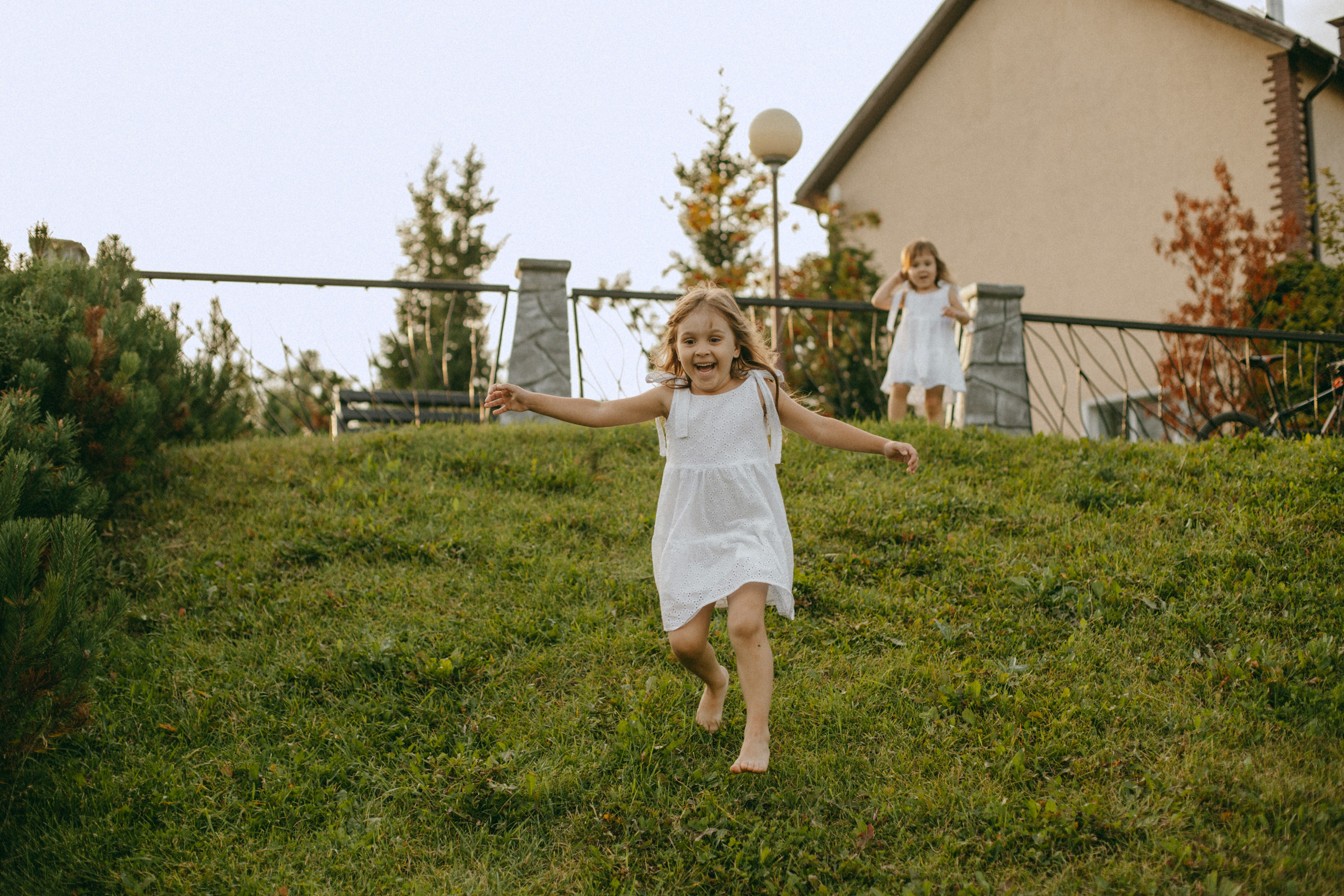 Эмма и Влада на летней прогулке с мамой. Фотограф Наталья Кургина Слюдянка Иркутск