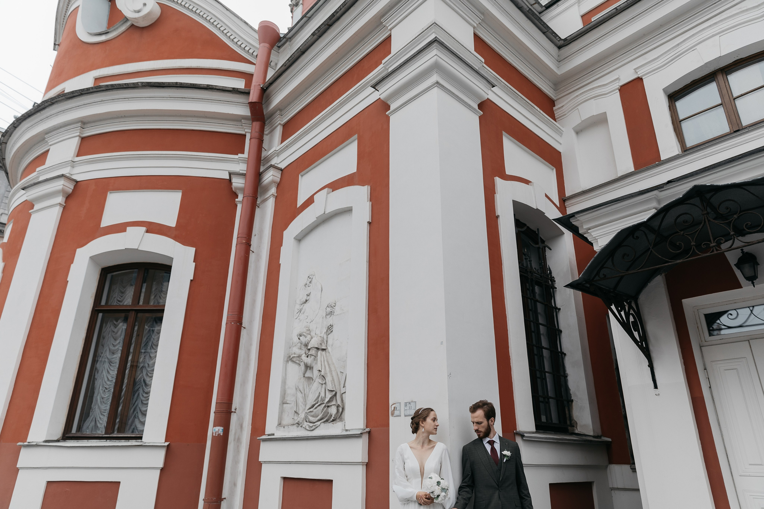 Любовь — противовес этому ужасу, любовь — акт единения и сохранения. Свадебный фотограф в Санкт-Петербурге