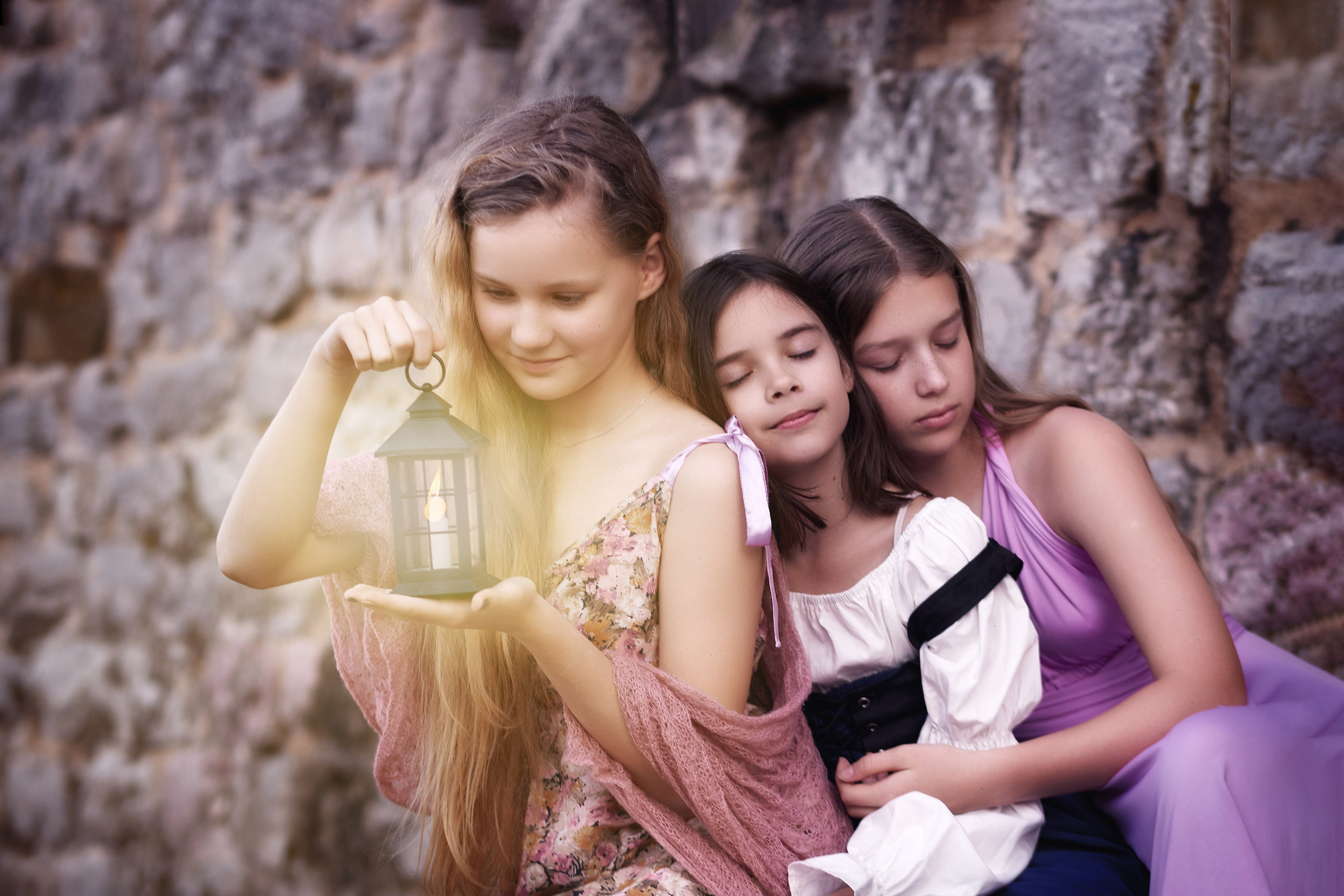 Цветущая глициния в старом городе, Будва