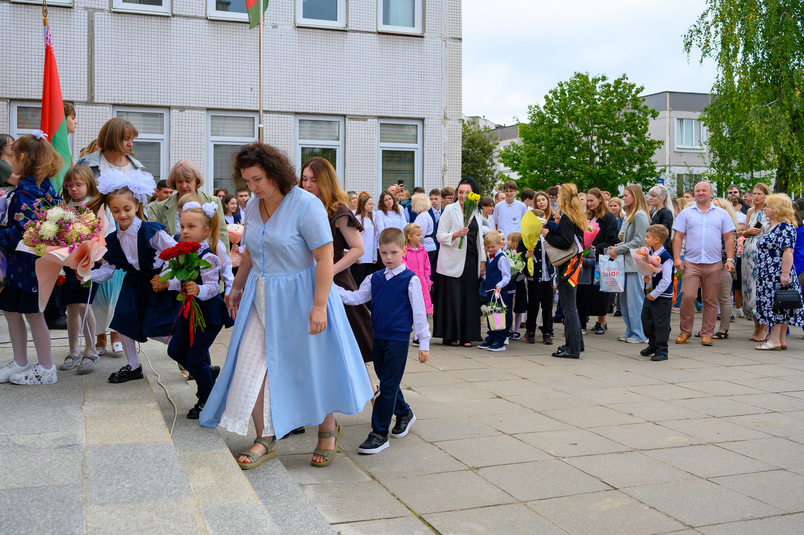 Вот звучит первый звонок, перед этим долгое приготовление к новому этапу в жизни, Яромир идет в школу. Фотоуслуги, услуги фотографа, фотографирование важных событий