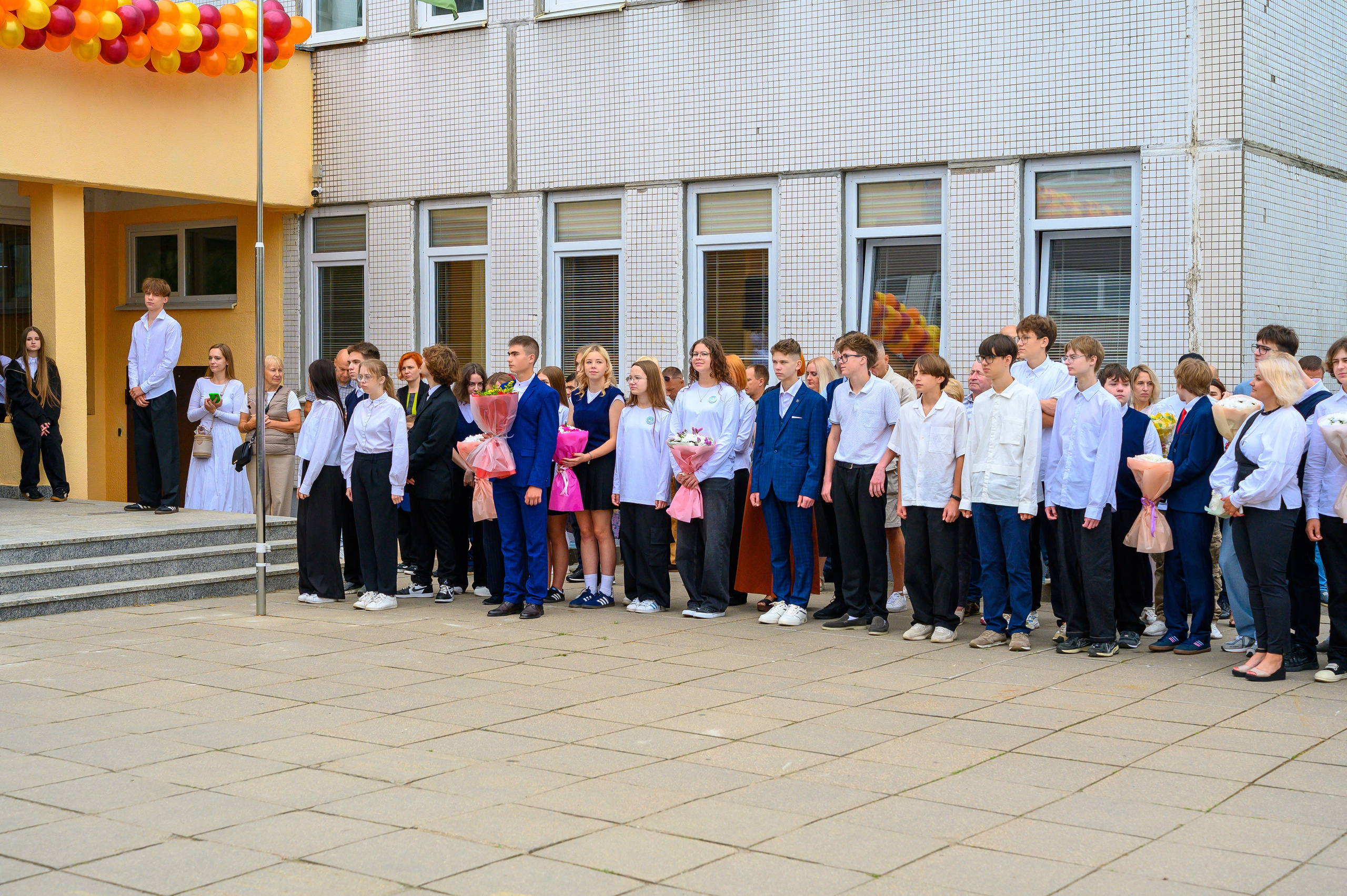 Вот звучит первый звонок, перед этим долгое приготовление к новому этапу в жизни, Яромир идет в школу. Фотоуслуги, услуги фотографа, фотографирование важных событий