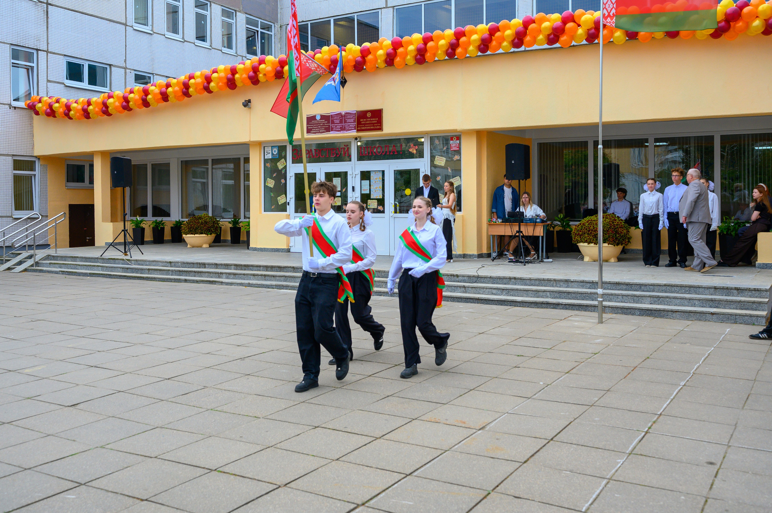 Вот звучит первый звонок, перед этим долгое приготовление к новому этапу в жизни, Яромир идет в школу. Фотоуслуги, услуги фотографа, фотографирование важных событий