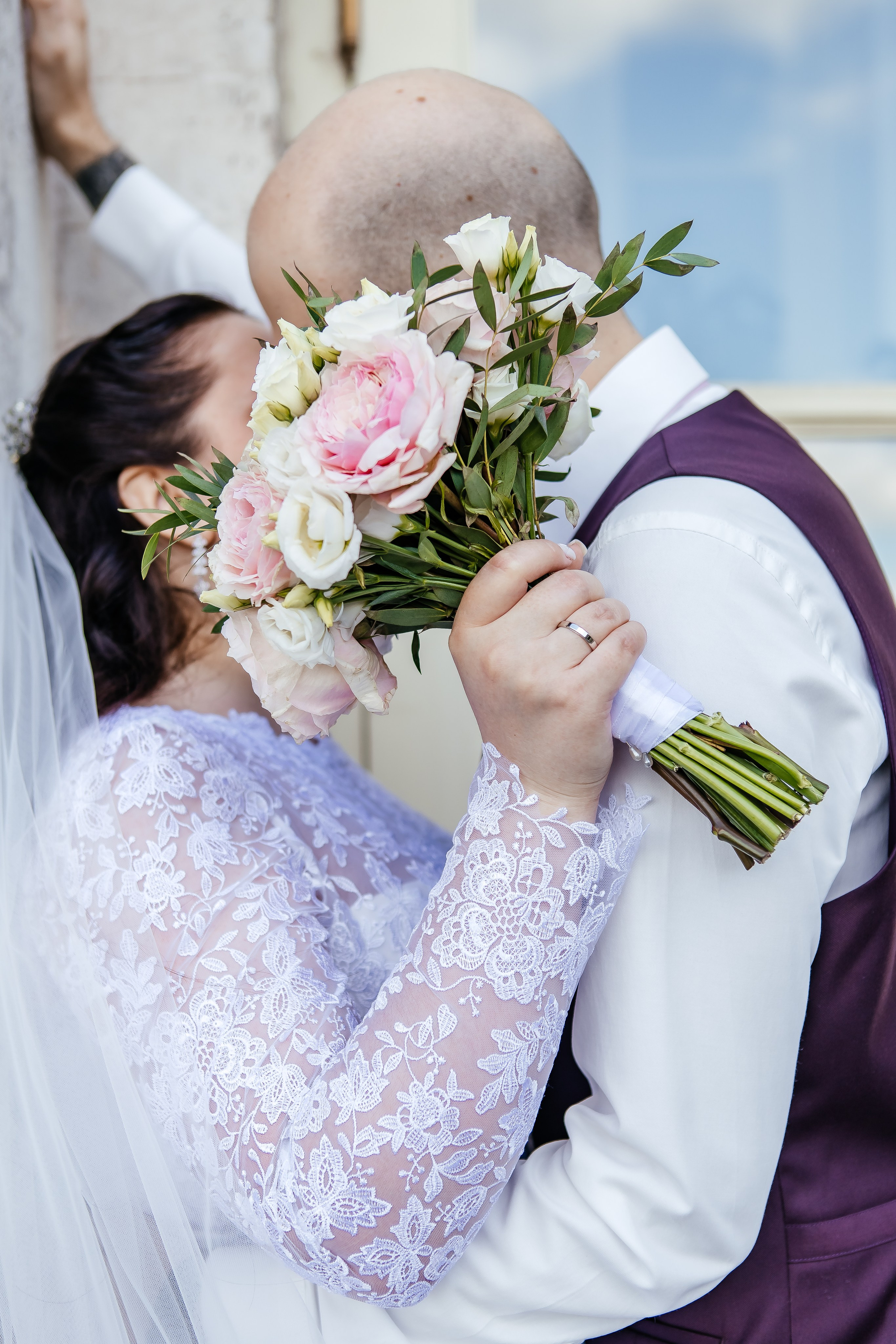 Романтическая свадебная фотопрогулка в Царицыно после ЗАГСа. Свадебный фотограф в Москве