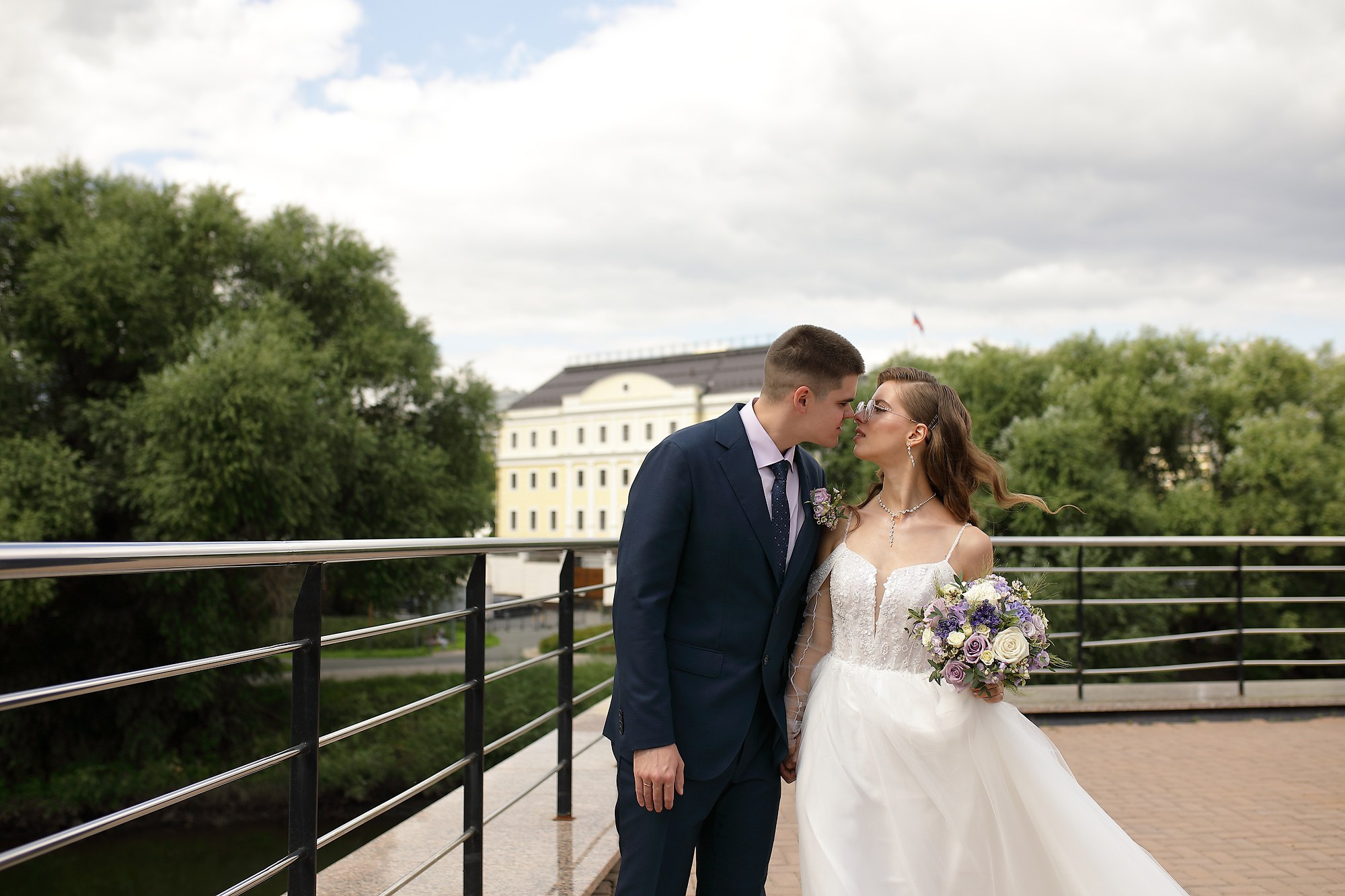 Свадебная фотосессия жениха и невесты в центре Екатеринбурга на улице Горького